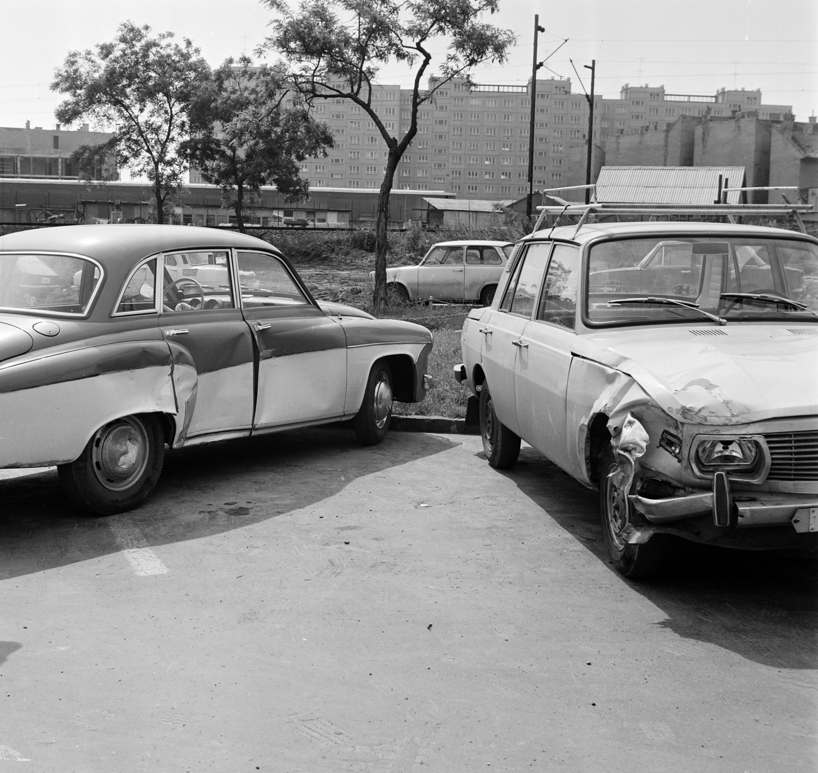 Hungary, Budapest XI., Hamzsabégi út 60., az Ál­lami Biztosító Budapesti Gépjárműkárrendezési Központ kárfelvevő helye. A háttérben a Csóka utcai panelházsor., 1974, Bojár Sándor, Budapest, Fortepan #195067