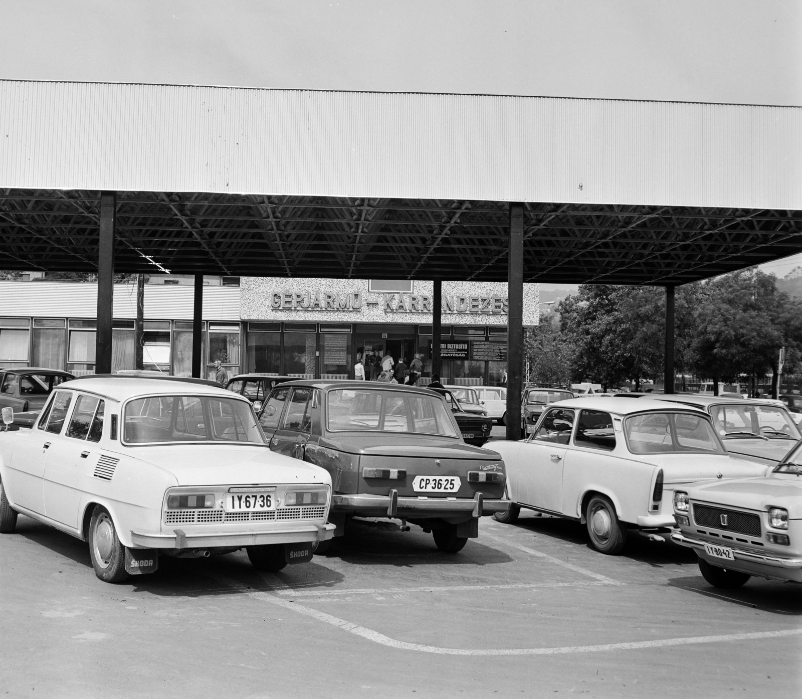 Magyarország, Budapest XI., Hamzsabégi út 60., az Állami Biztosító Budapesti Gépjárműkárrendezési Központ kárfelvevő helye., 1974, Bojár Sándor, Trabant 601, rendszám, Budapest, Skoda 100, Wartburg 353, Fortepan #195069