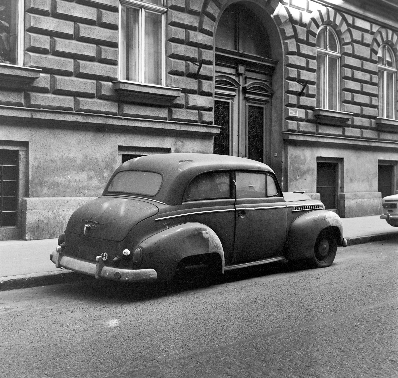 Hungary, Budapest VII., Dohány utca, autóroncs a 78-as számú ház előtt., 1974, Bojár Sándor, Budapest, wreck, Fortepan #195074