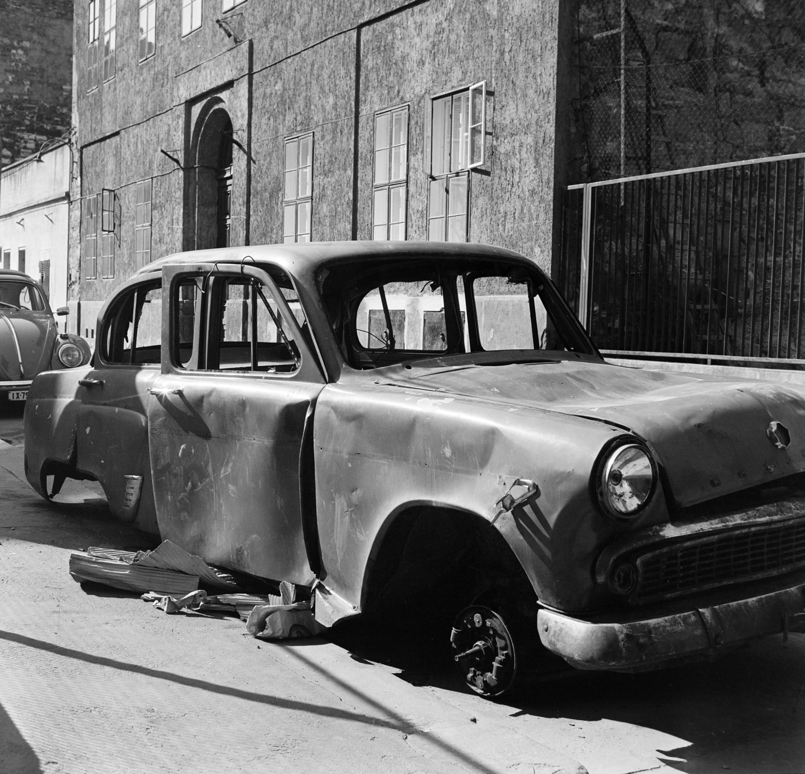 Hungary, Budapest VII., Holló utca, a roncsautó mögött a 8. számú ház, 1974, Bojár Sándor, wreck, Budapest, Fortepan #195075