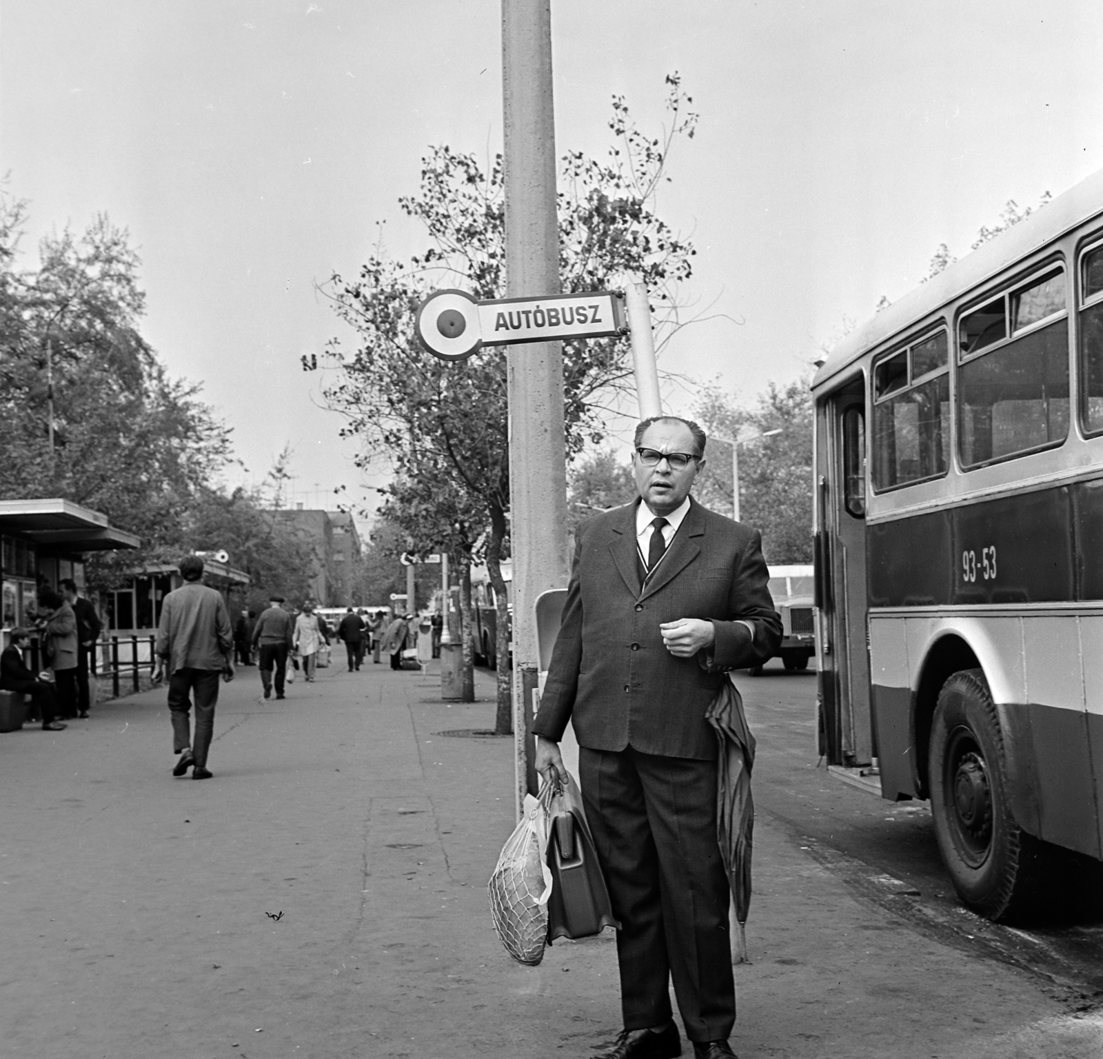 Hungary, Budapest XXI., Csepel, Szent Imre (Tanácsház) tér, autóbusz-végállomás, a Kossuth Lajos utca és a Vermes Miklós (Koltói Anna) utca irányába nézve., 1973, Bojár Sándor, bus, Ikarus-brand, Ikarus 620, Budapest, Fortepan #195081