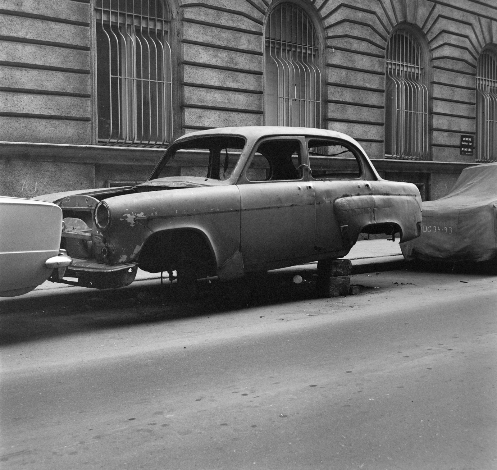 Hungary, Budapest VII., Osvát utca, a roncsautó a Dohány utca 74. Osvát utcai homlokzata előtt áll., 1973, Bojár Sándor, Moskvitch-brand, Budapest, window bars, wreck, Fortepan #195091