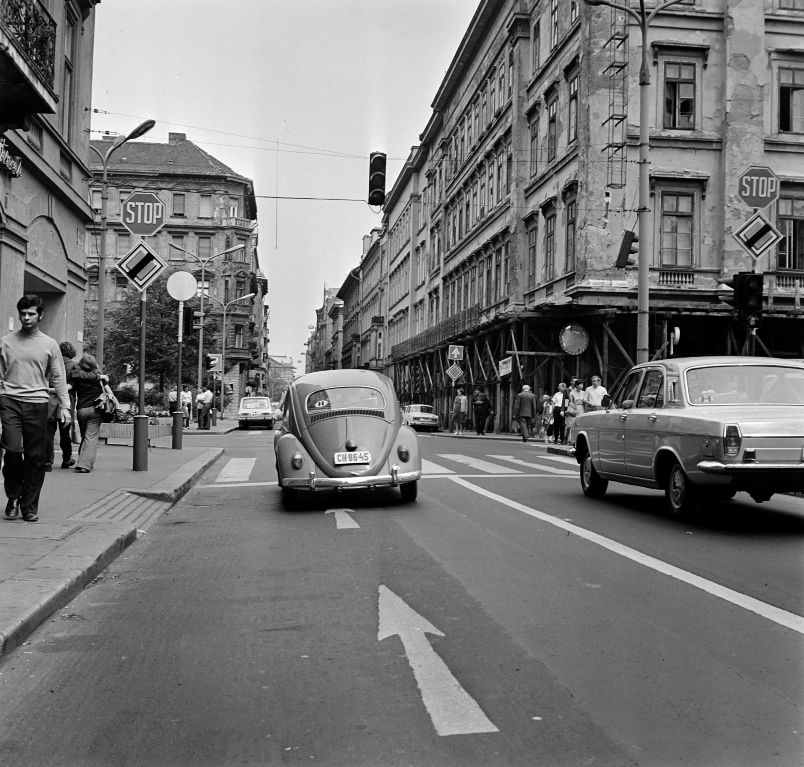 Hungary, Budapest V., Erzsébet (Engels) tér, szemben az Október 6. utca, jobbra a József Attila utca., 1973, Bojár Sándor, Volkswagen-brand, number plate, bug, Budapest, Fortepan #195092