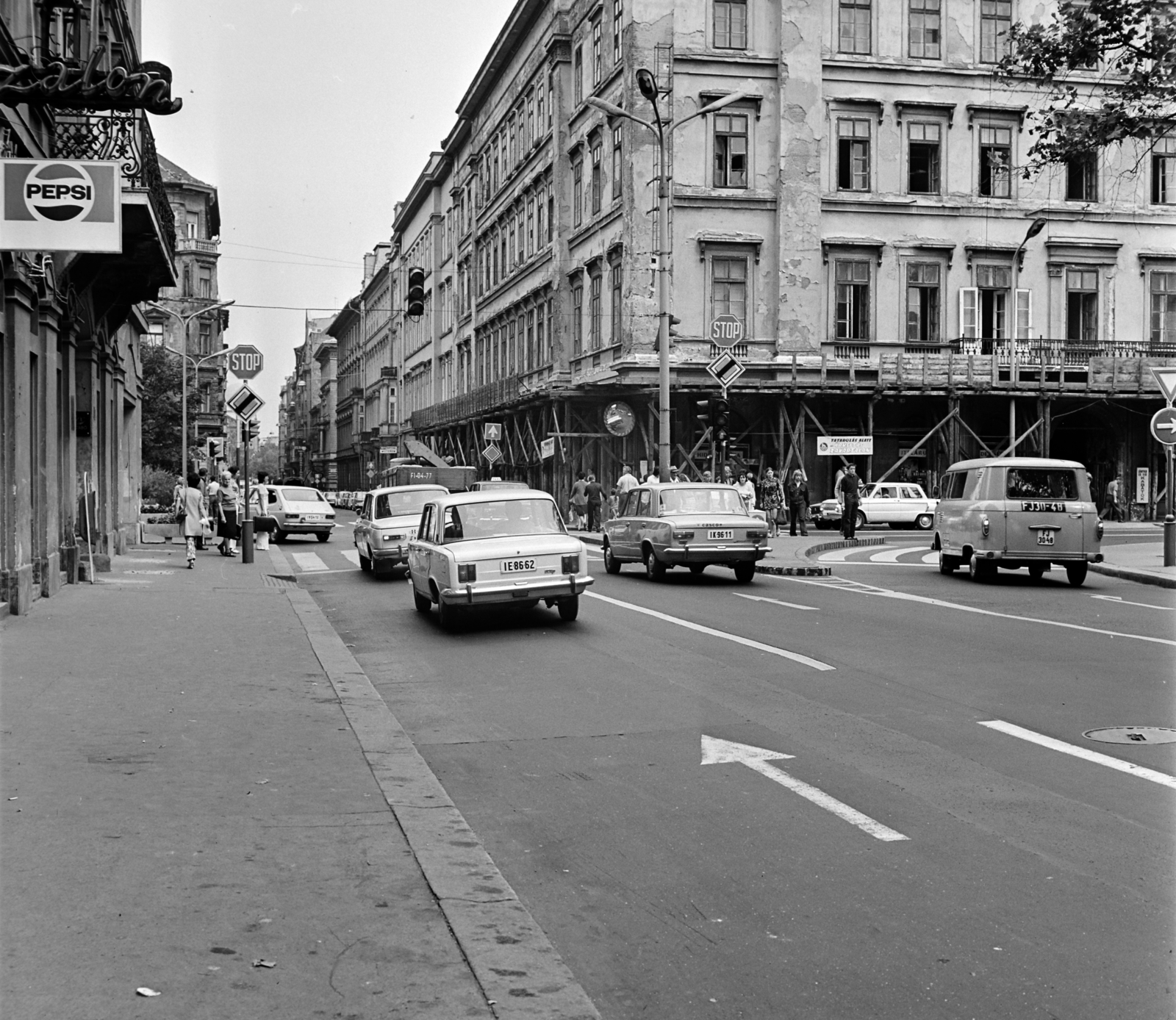 Hungary, Budapest V., Erzsébet (Engels) tér, szemben az Október 6. utca, jobbra a József Attila utca., 1973, Bojár Sándor, Budapest, Pepsi-brand, Fortepan #195093