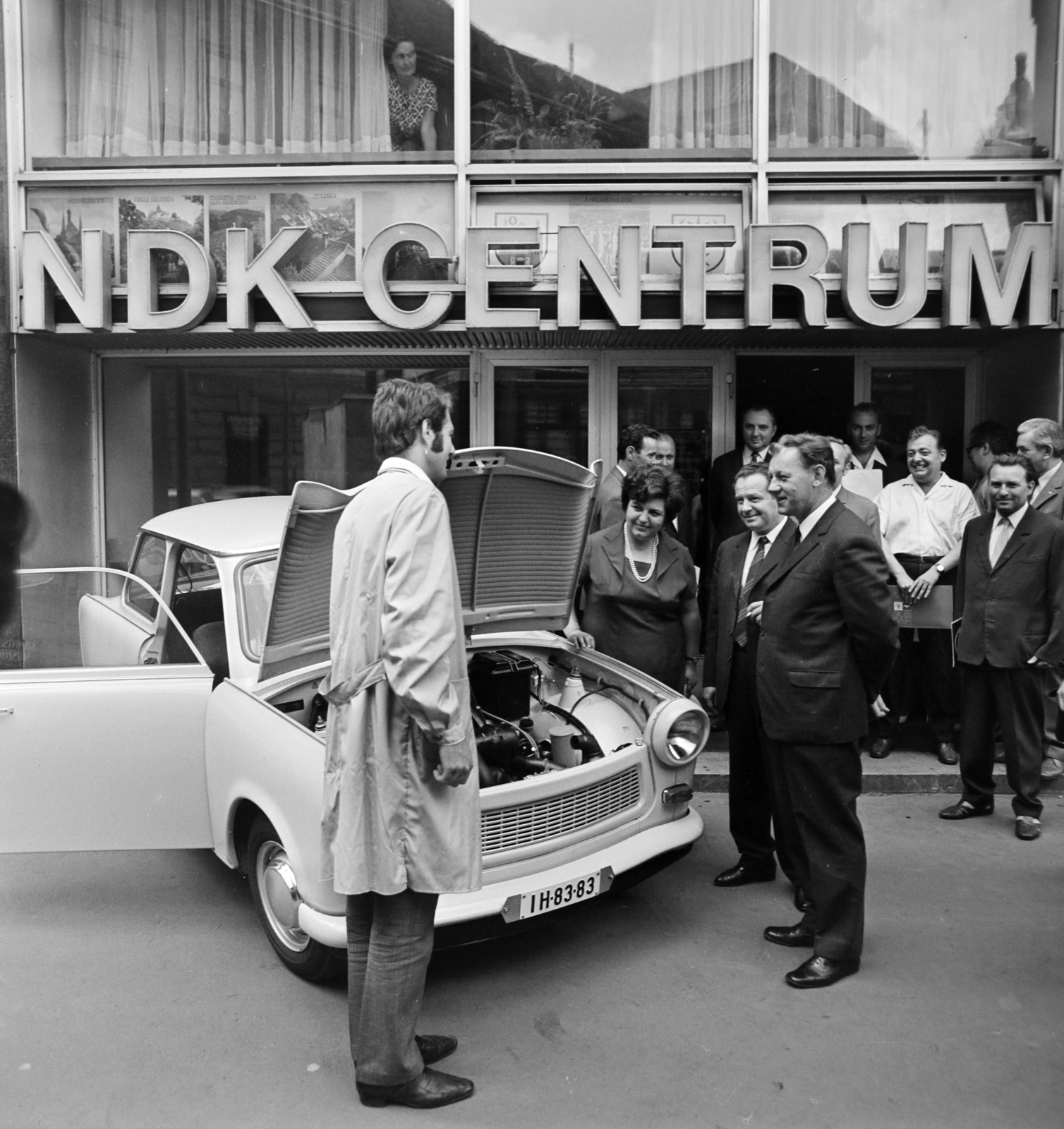 Magyarország, Budapest V., Deák Ferenc tér. A felvétel NDK (Német Demokratikus Köztársaság) Deák téri kultúrközpontja előtt az 50 ezredik Magyarországra exportált Trabant átadásakor készült., 1971, Bojár Sándor, Trabant 601, rendszám, Budapest, Fortepan #195096