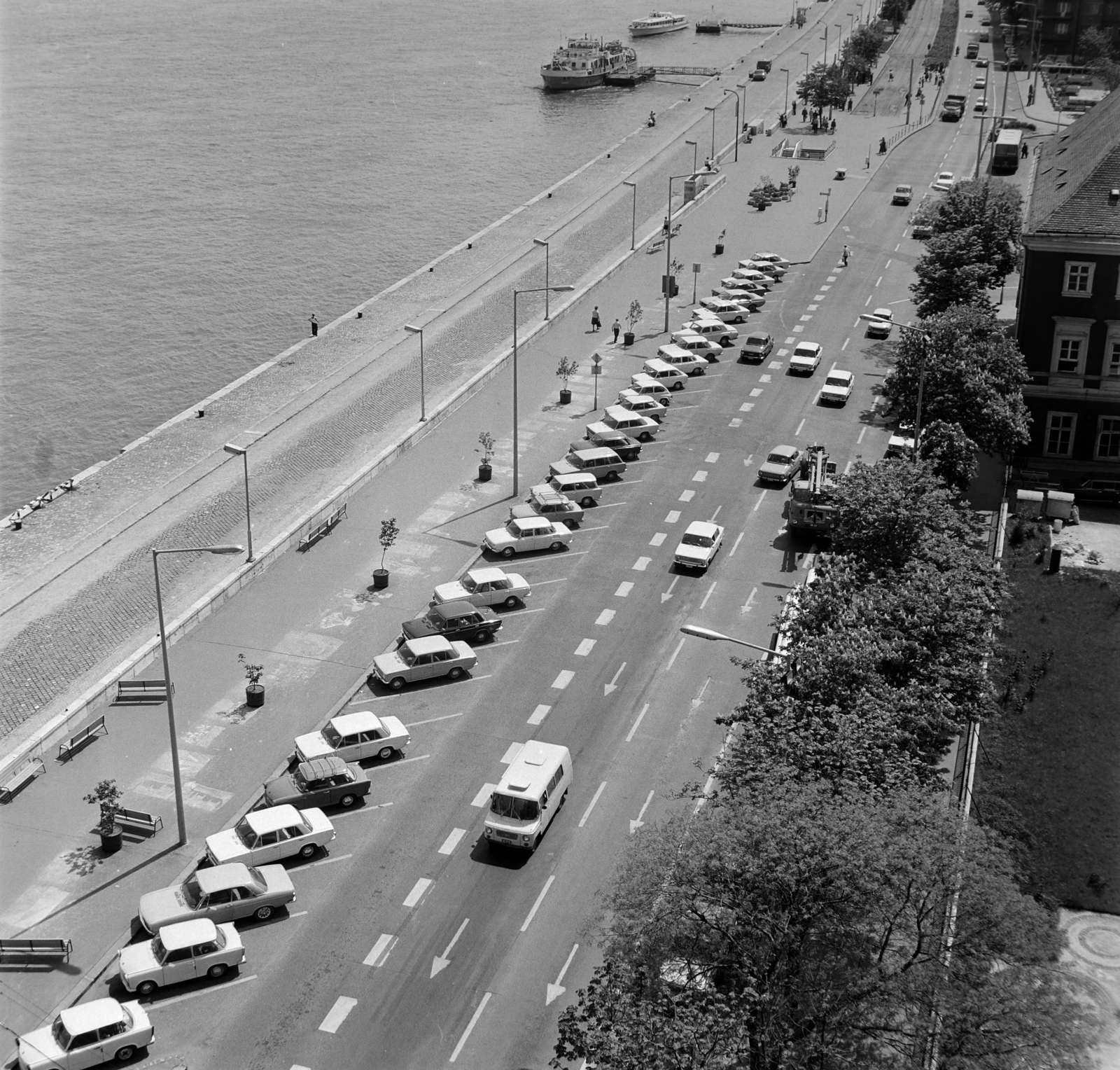 Hungary, Budapest I., Bem rakpart a Csalogány utca felől a Batthyány tér felé nézve., 1973, Bojár Sándor, Budapest, car park, Fortepan #195104