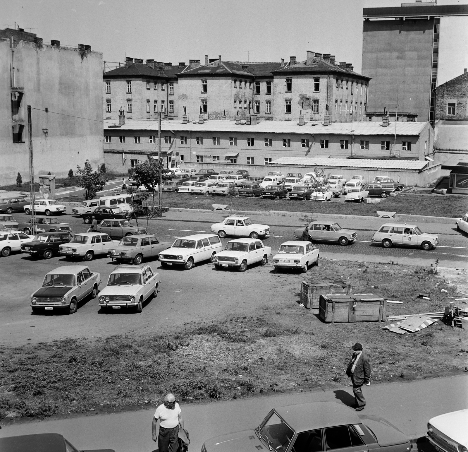 Magyarország, Budapest II., előtérben a Retek utca, középen a Lövőház utca, háttérben középen a Margit körúti egykori fogház épületei, jobbra a Kohó- és Gépipari Minisztérium épületének oldalfala., 1977, Bojár Sándor, Budapest, VAZ 2101, Fortepan #195107