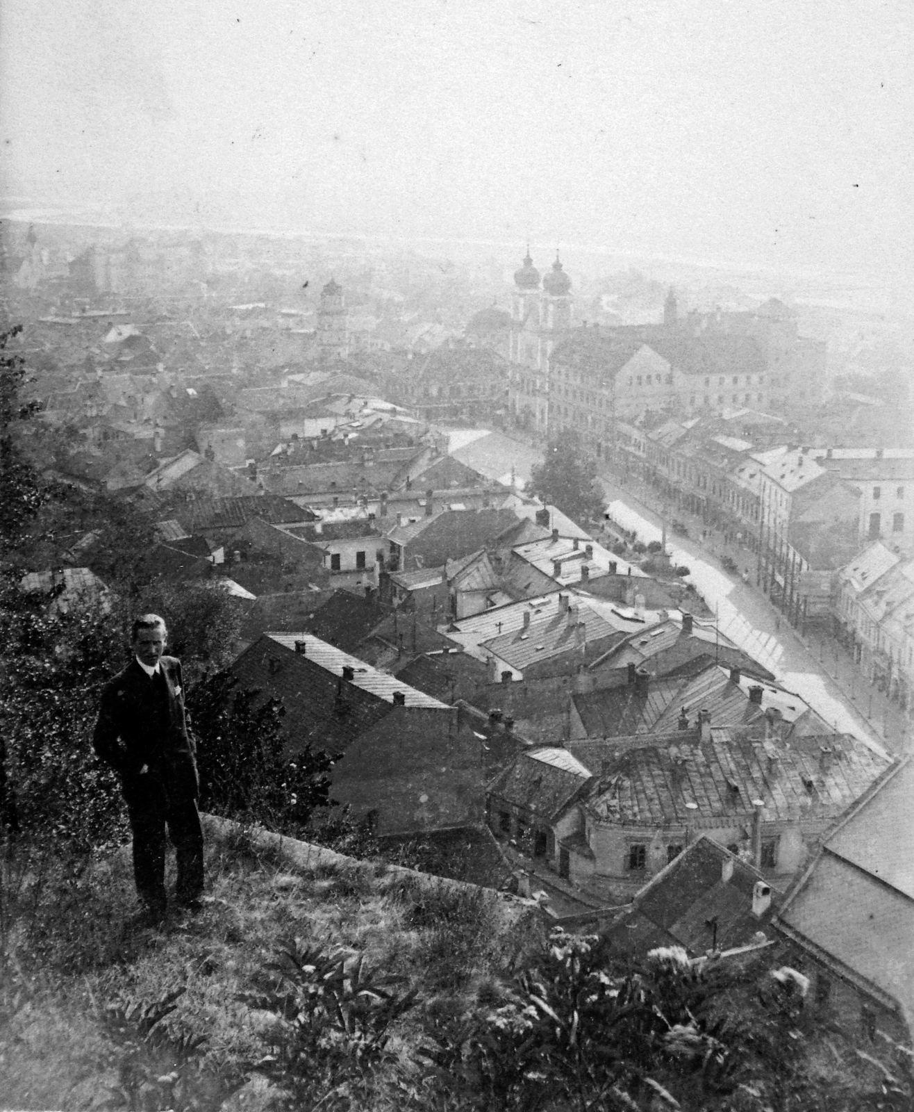 Szlovákia, Trencsén, látkép a várból., 1923, Fortepan, Csehszlovákia, templom, barokk-stílus, piarista rend, férfi, háztető, torony, Fortepan #19511
