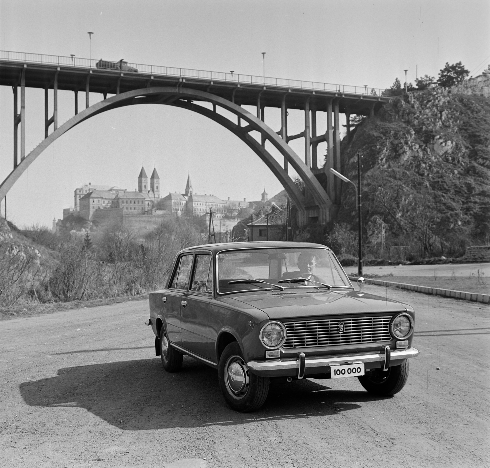 Hungary, Veszprém, Kittenberger Kálmán utca, Szent István völgyhíd (Viadukt), háttérben a Vár., 1975, Bojár Sándor, Fortepan #195110