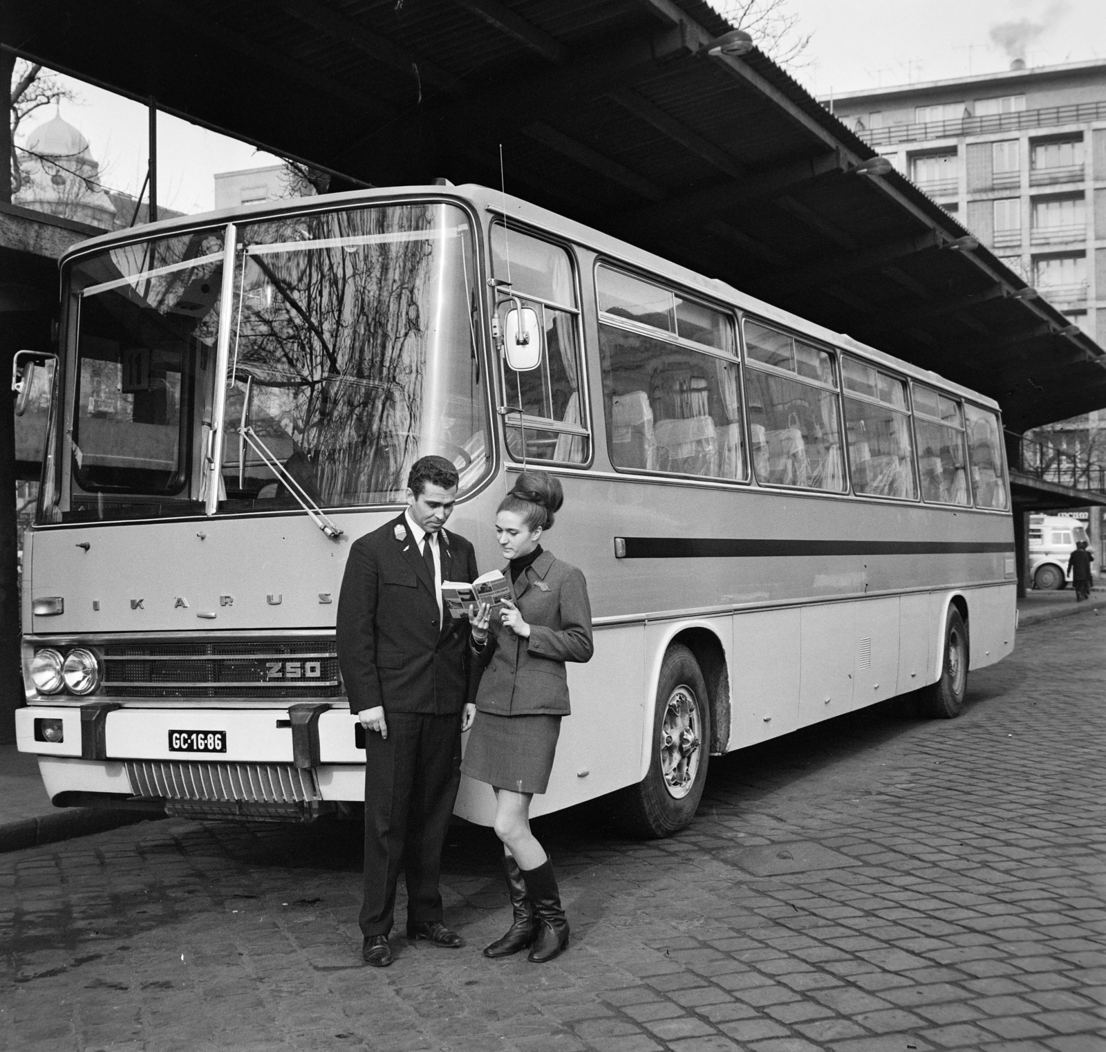 Hungary, Budapest V., Erzsébet (Engels) tér, VOLÁNBUSZ pályaudvar., 1970, Bojár Sándor, Budapest, Fortepan #195116