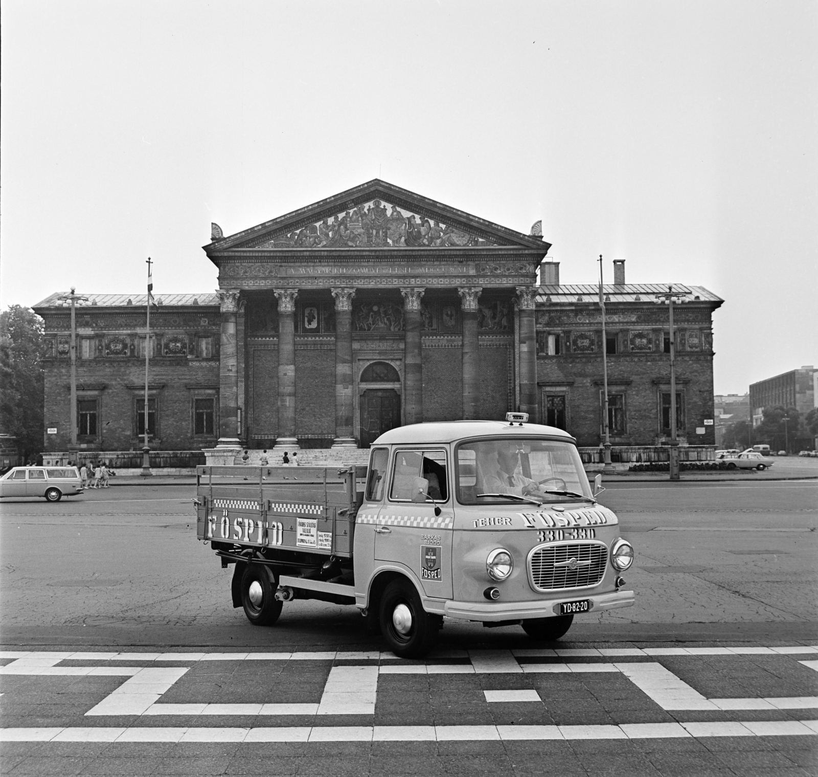Magyarország, Budapest XIV., Hősök tere, háttérben a Műcsarnok., 1971, Bojár Sándor, Budapest, Fortepan #195121