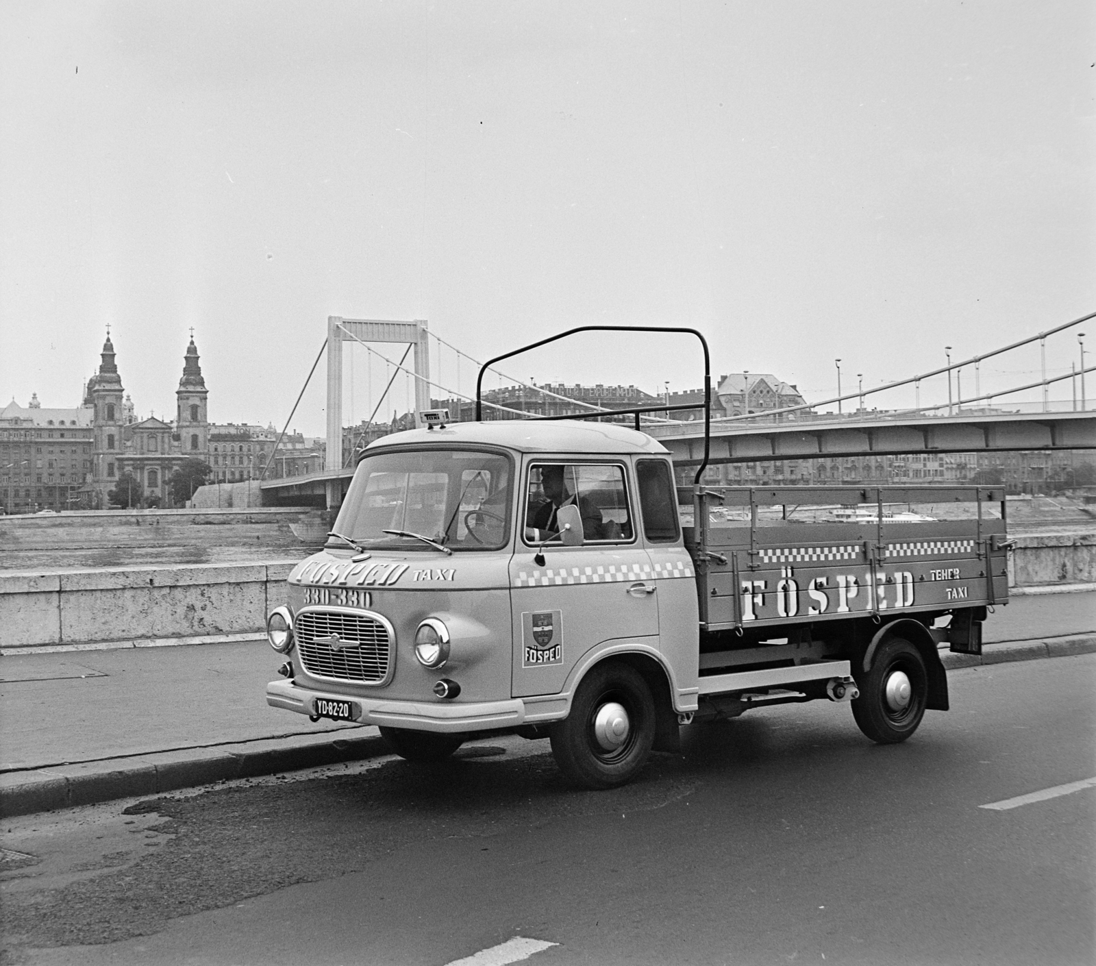 Magyarország, Budapest I.,Budapest V., Várkert (Groza Péter) rakpart, háttérben az Erzsébet híd és a Belvárosi templom., 1971, Bojár Sándor, Barkas-márka, Budapest, Fősped, Fortepan #195124