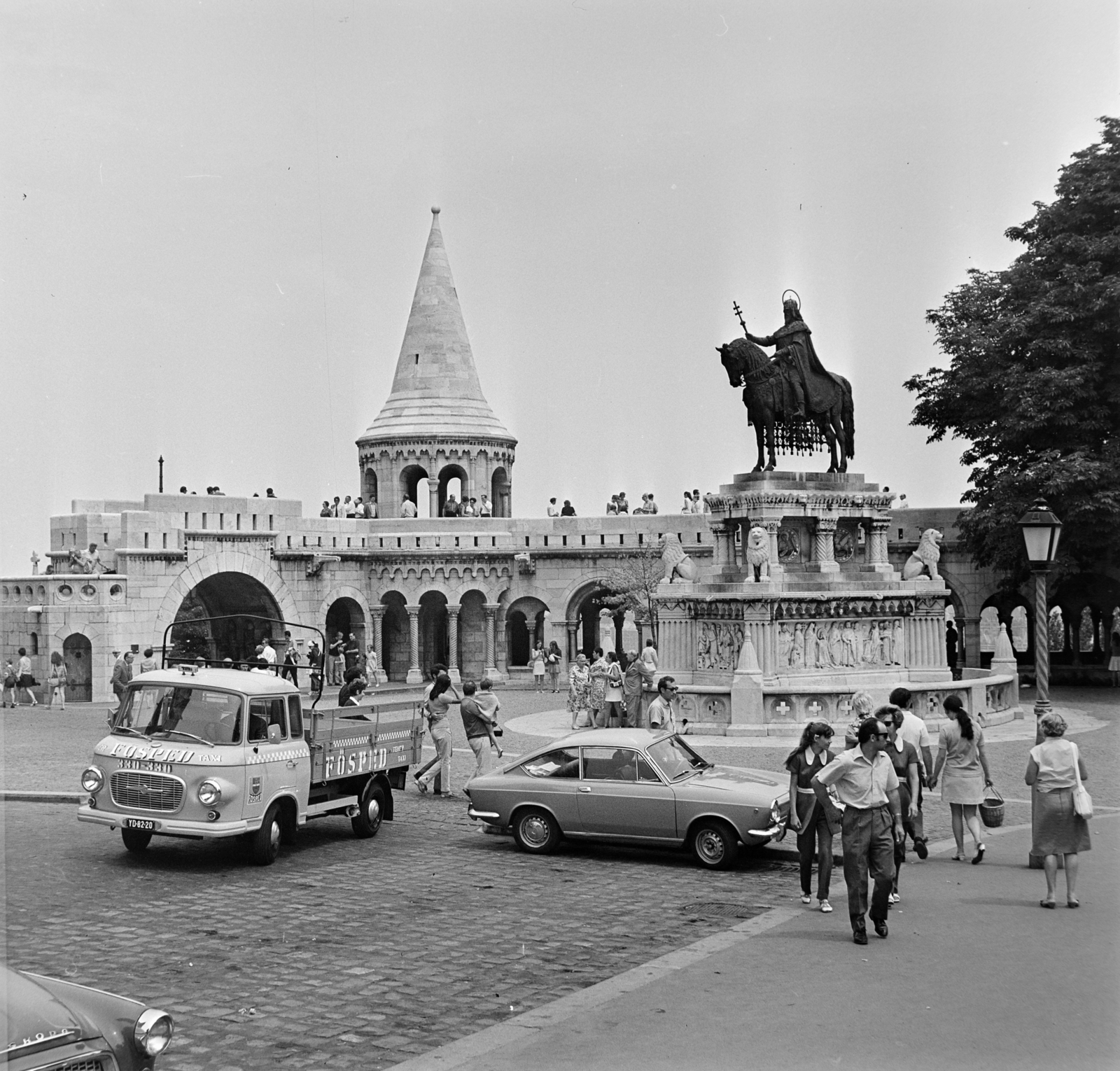 Magyarország, budai Vár, Budapest I., Szentháromság tér, Szentháromság tér, Szent István szobra (Stróbl Alajos, 1906.) a Halászbástyánál., 1971, Bojár Sándor, Barkas-márka, Budapest, Fiat 850 Coupé, Fortepan #195125