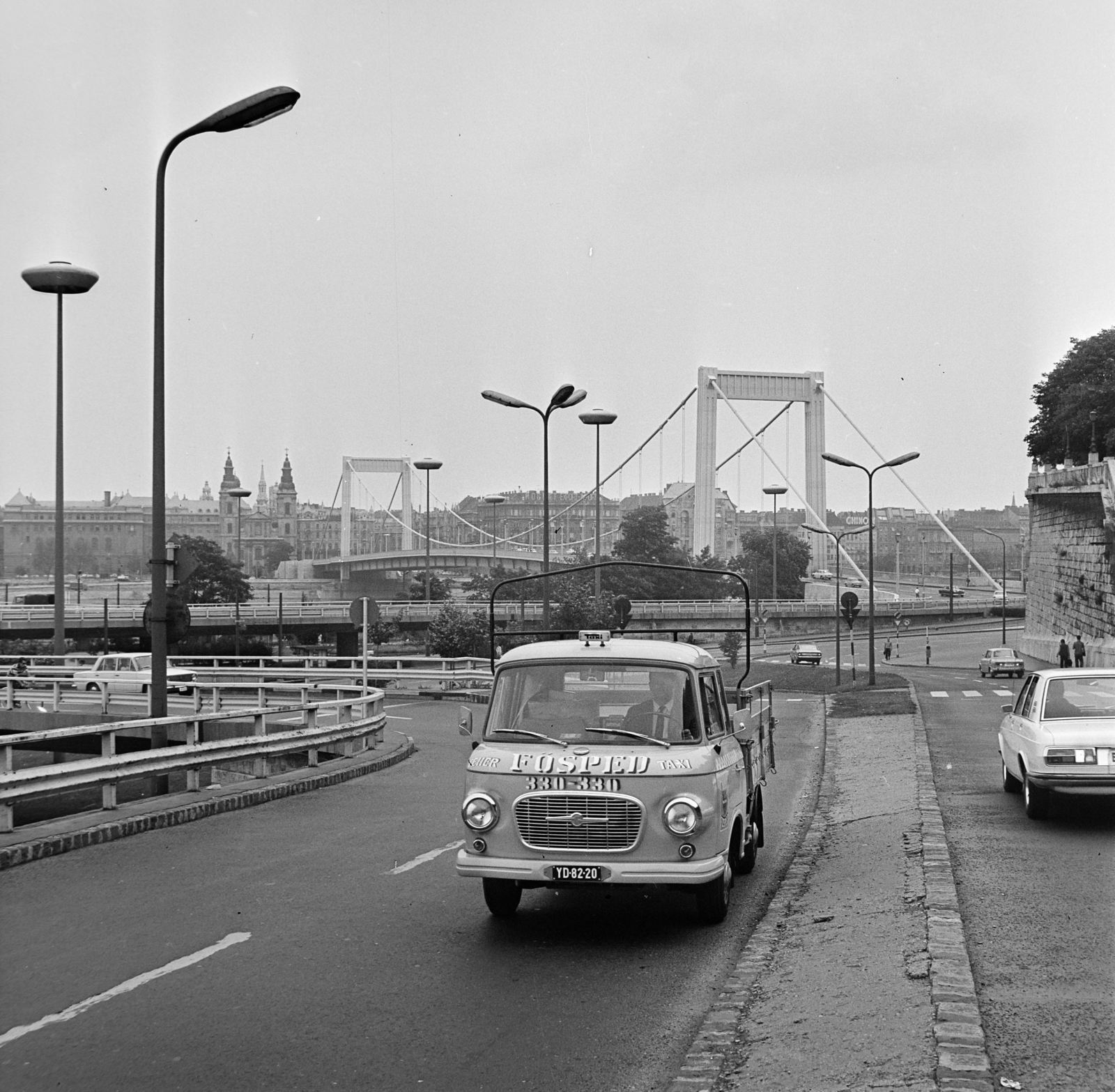 Magyarország, Budapest I., Hegyalja út, háttérben az Erzsébet híd és a Belvárosi templom., 1971, Bojár Sándor, Barkas-márka, Budapest, Fősped, Fortepan #195126