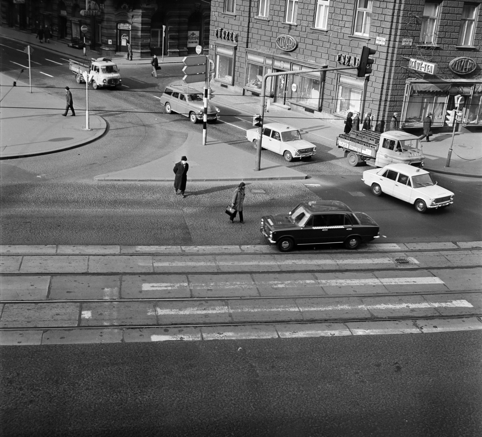Hungary, Budapest VII., gyalogátkelő az Erzsébet (Lenin körút) és a Dohány utca között, tévolabb a Kertész utca torkolata., 1974, Bojár Sándor, Budapest, traffic, Fortepan #195127