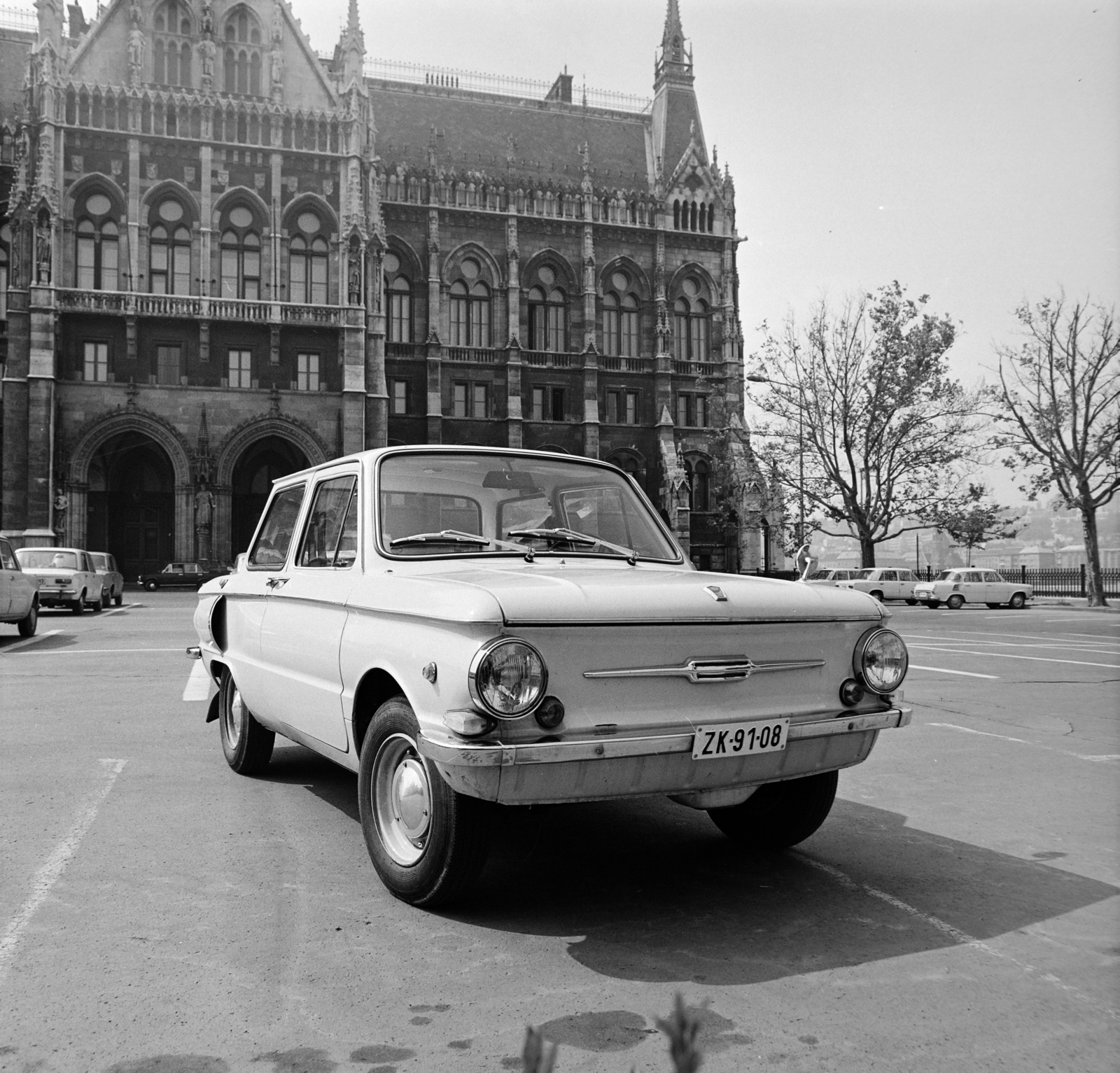 Hungary, Budapest V., Kossuth Lajos tér, háttérben a Parlament északi homlokzata., 1977, Bojár Sándor, Zaporozhetz-brand, number plate, Budapest, Fortepan #195128