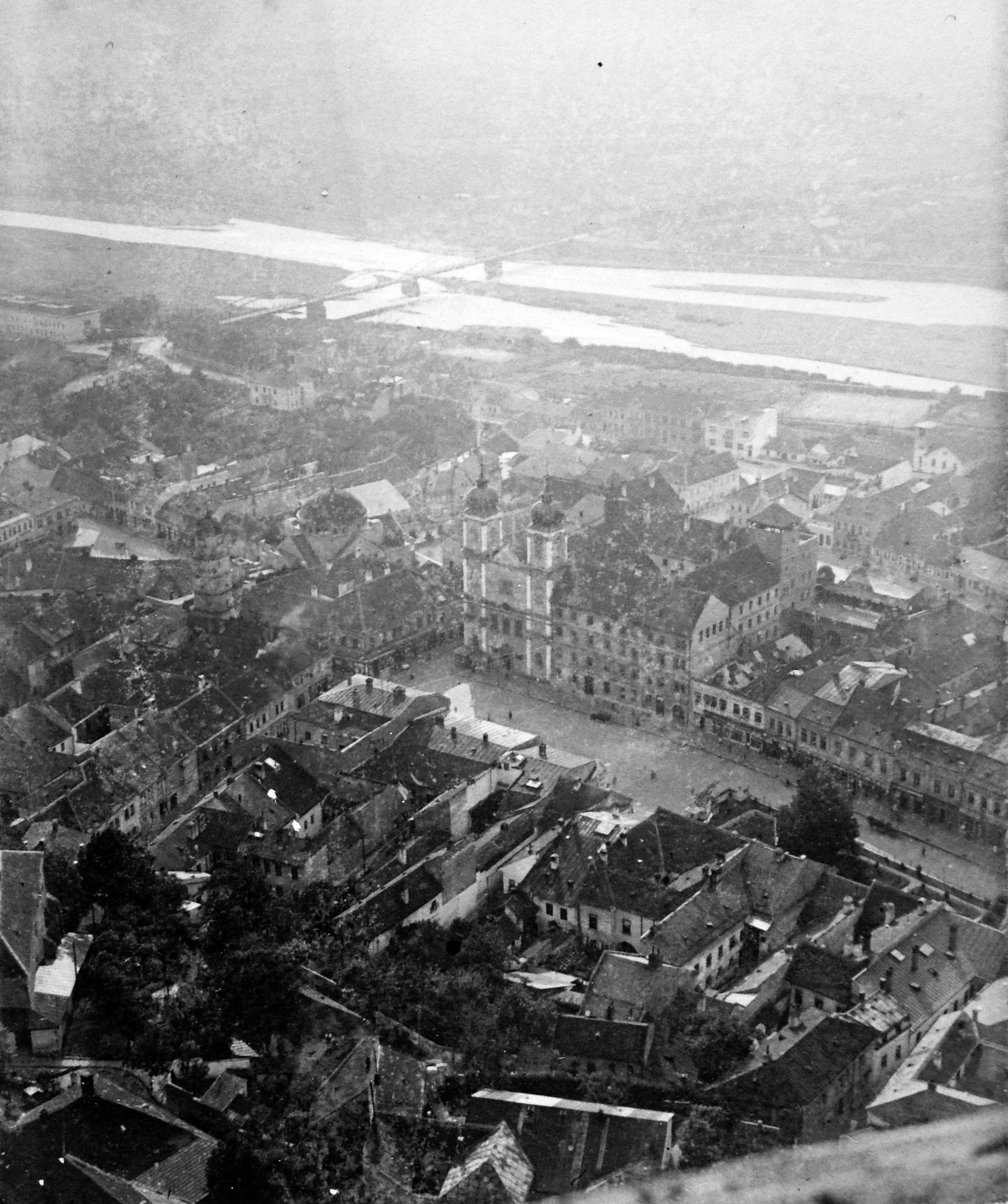 Szlovákia, Trencsén, látkép a várból., 1923, Fortepan, Csehszlovákia, templom, barokk-stílus, piarista rend, madártávlat, épület, híd, folyó, felülnézet, Fortepan #19513