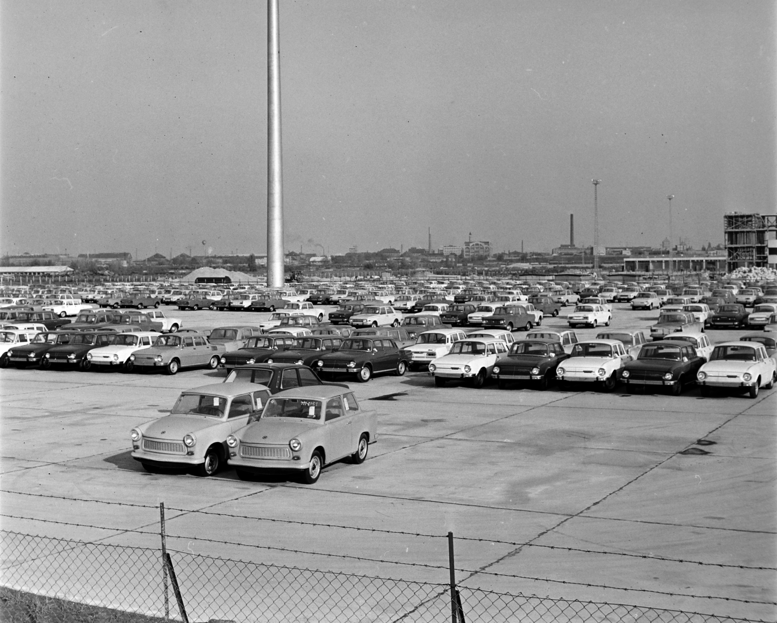 Hungary, Budapest XXI., Szállító utca, a Merkur Személygépkocsi Értékesítő Vállalat lerakata. Háttérben a Soroksári út épületei., 1973, Bojár Sándor, number plate, Budapest, Fortepan #195135