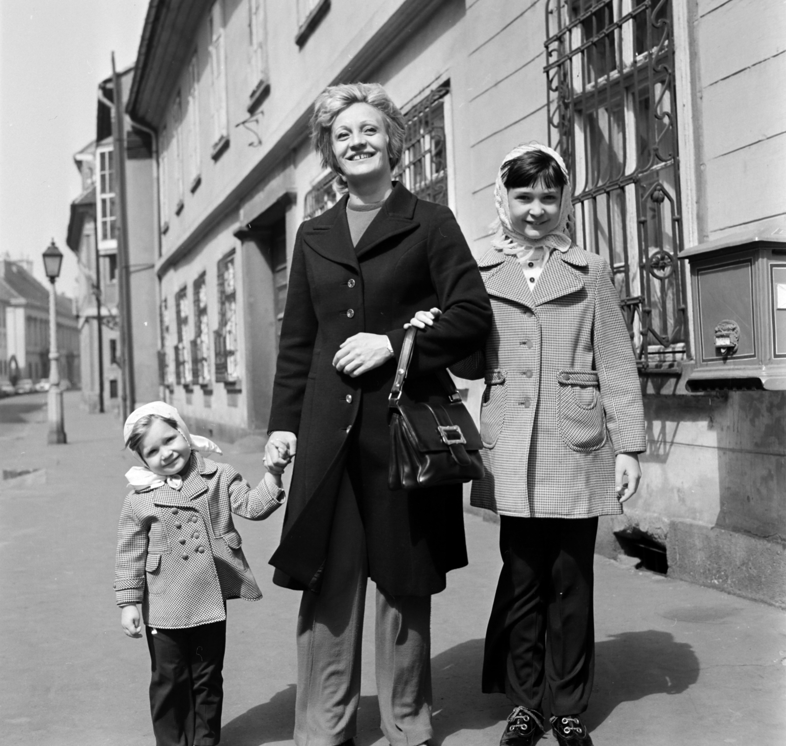 Magyarország, Budapest I., Úri utca, Ducza Anikó olimpiai és világbajnoki bronzérmes tornász, edző, kislányaival a 25-ös számú ház előtt., 1973, Bojár Sándor, Budapest, Fortepan #195165