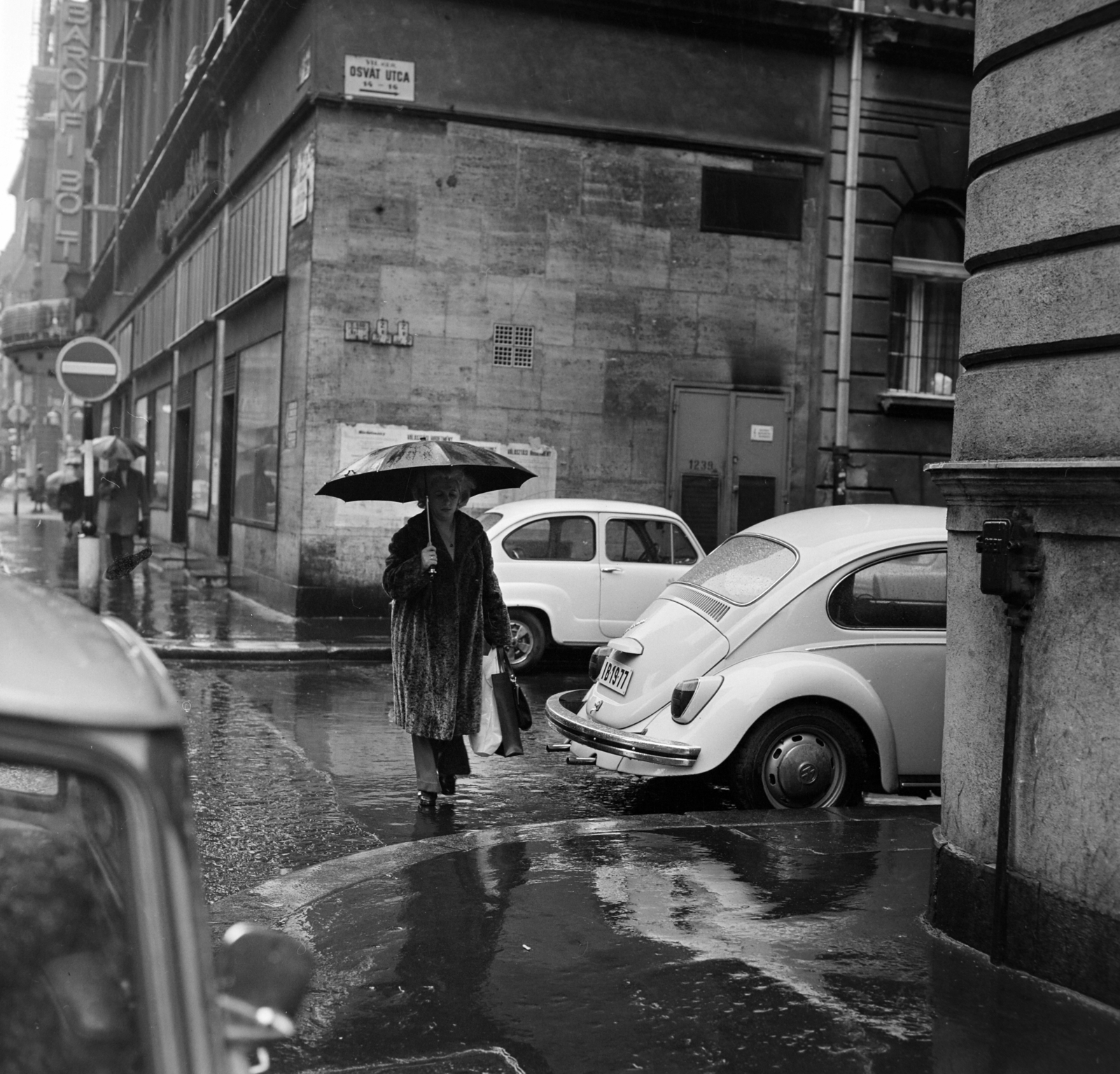 Magyarország, Budapest VII., Dohány utca az Osvát utca kereszteződésétől az Erzsébet (Lenin) körút felé nézve., 1975, Bojár Sándor, Budapest, rendszám, Volkswagen Bogár, Fortepan #195169