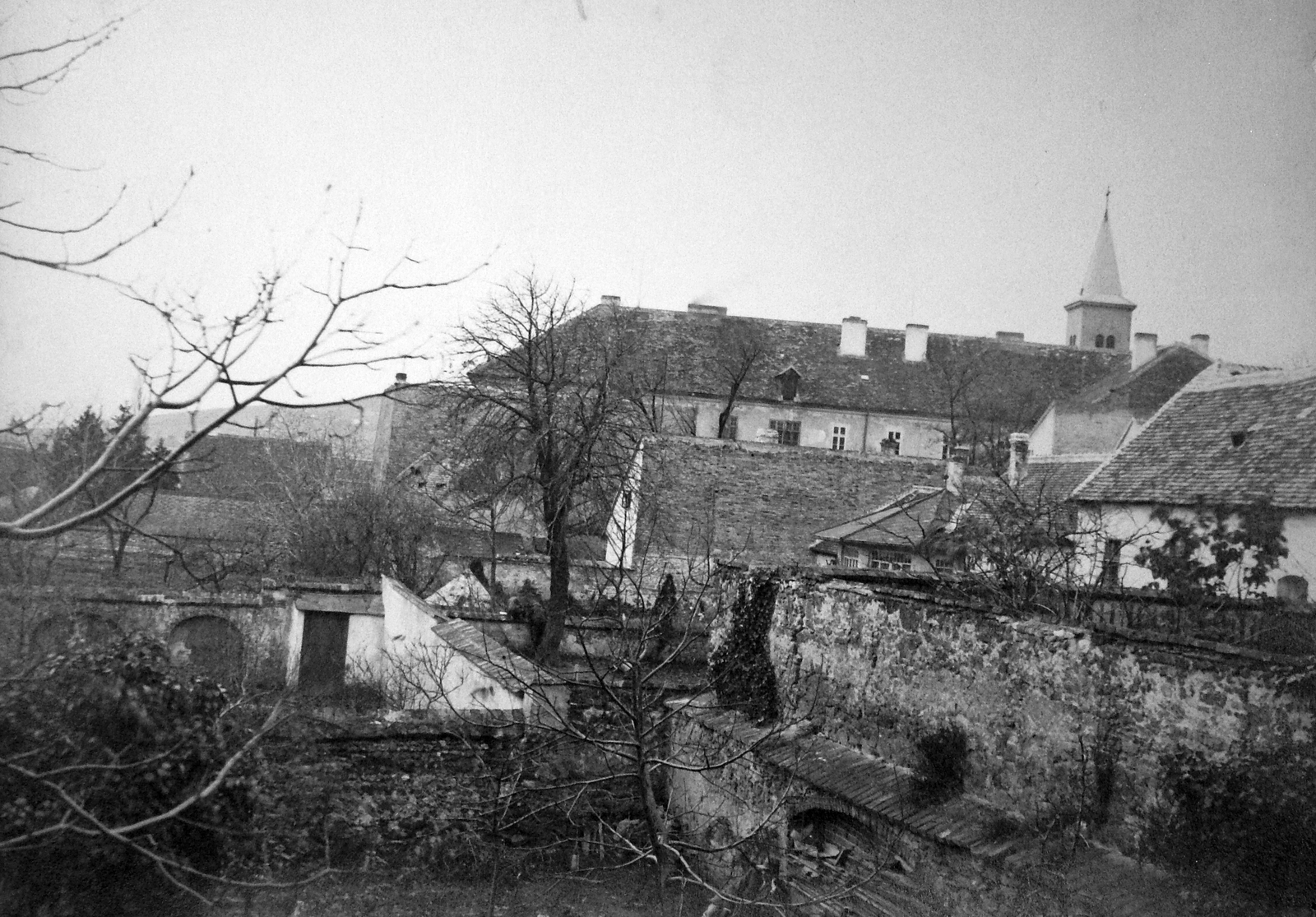 Magyarország, Pécs, kilátás a Ferencesek utcája egyik házából, háttérben jobbra a Miasszonyunk zárdatemplom tornya., 1928, Fortepan, háztető, Fortepan #19517