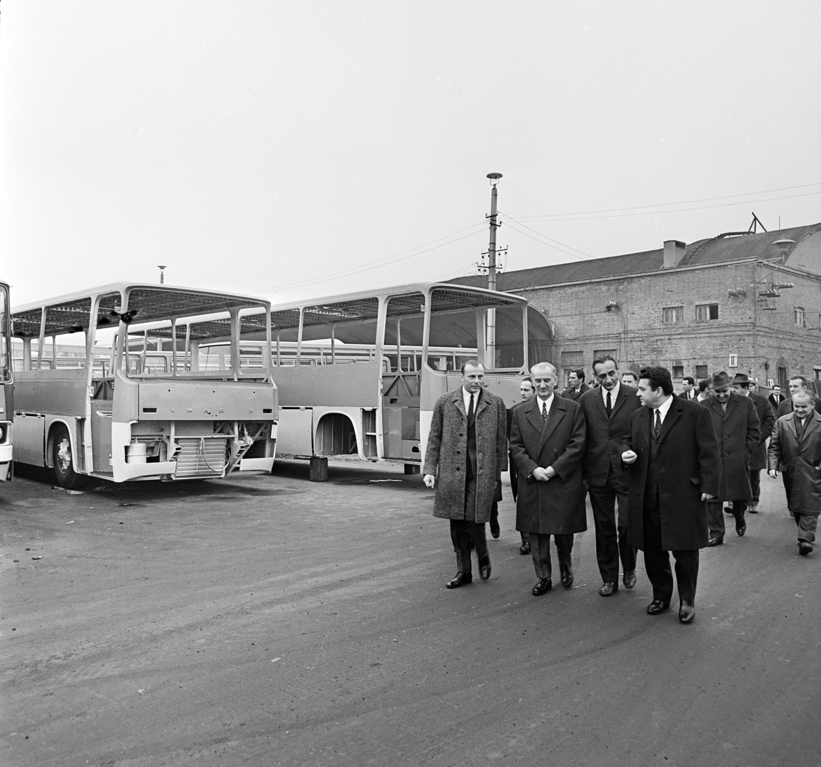 Hungary, Budapest XVI., Margit utca, az IKARUS mátyásföldi gyártelepe, Boros Gyula vezérigazgató lengyel küldöttséget kalauzol., 1970, Bojár Sándor, Budapest, Fortepan #195173