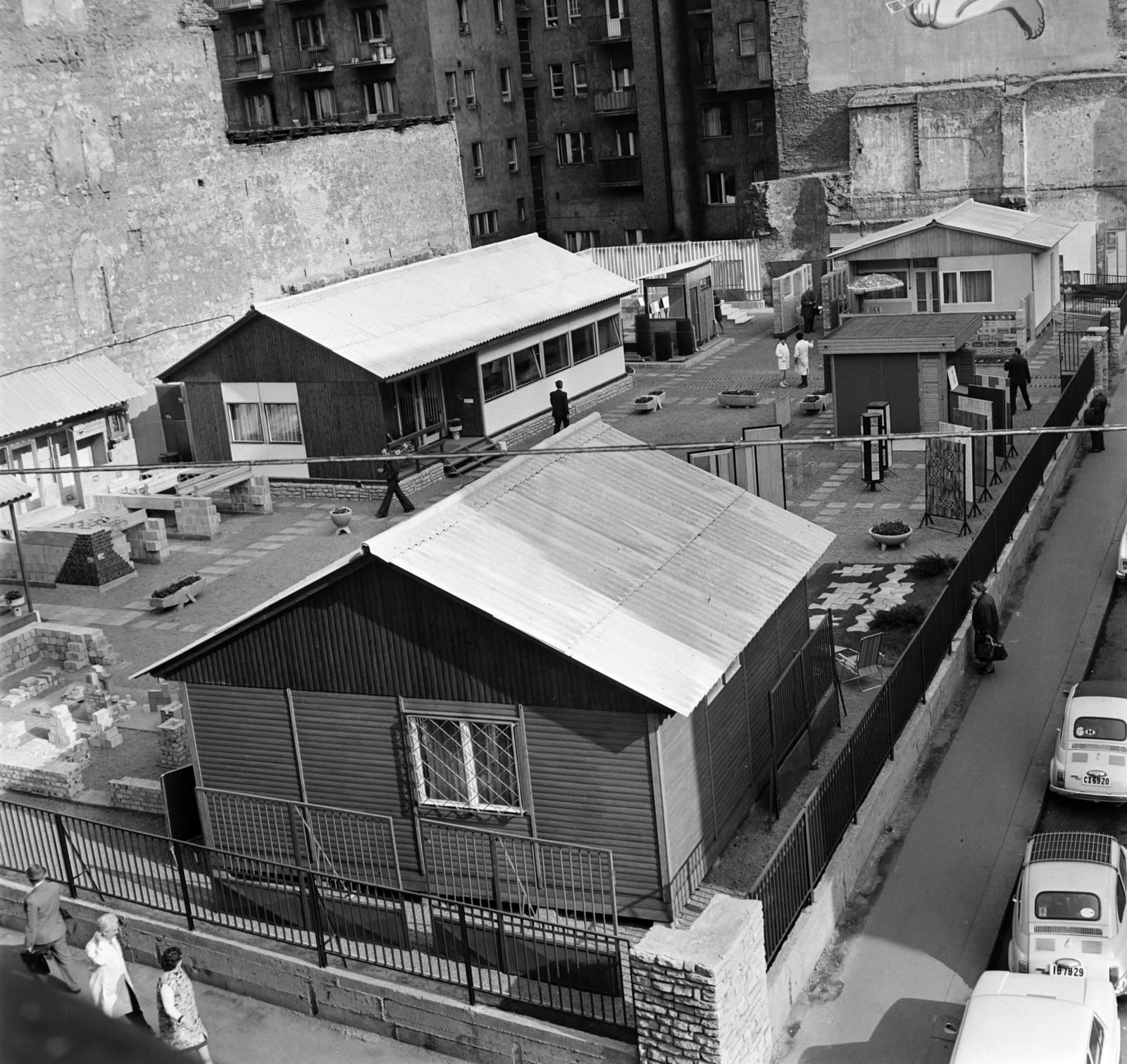 Hungary, Budapest VII., Király (Majakovszkij) utca 7., háttérben a Madách Imre úti házak hátsó frontja., 1974, Bojár Sándor, Budapest, Fortepan #195180