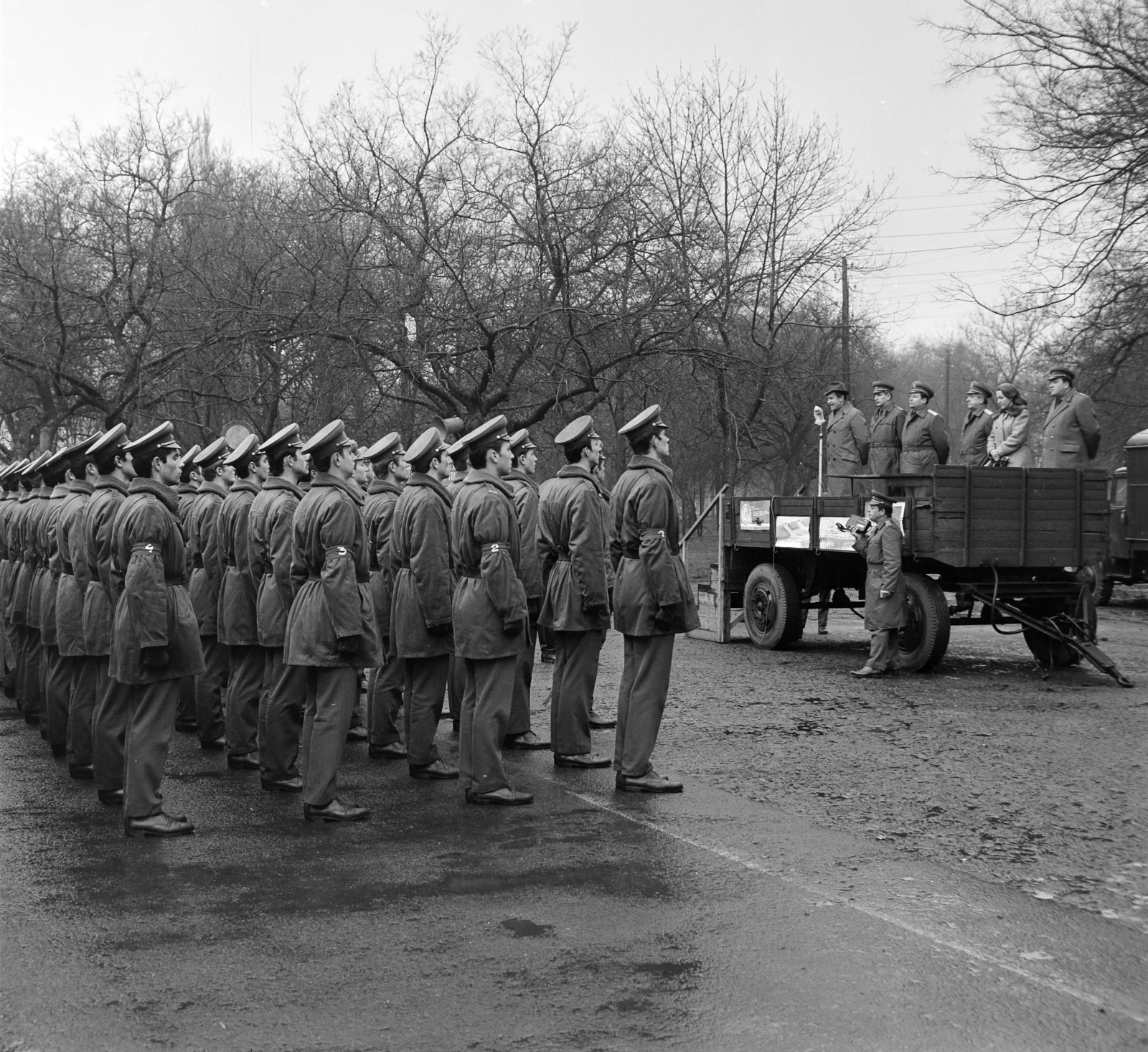 Magyarország, Népliget, Budapest X., április 4-i díszszemle főpróbája alkalmával a résztvevő katonáknak beszédet tart Katona Imre az Elnöki Tanács titkára., 1975, Bojár Sándor, Budapest, Fortepan #195191