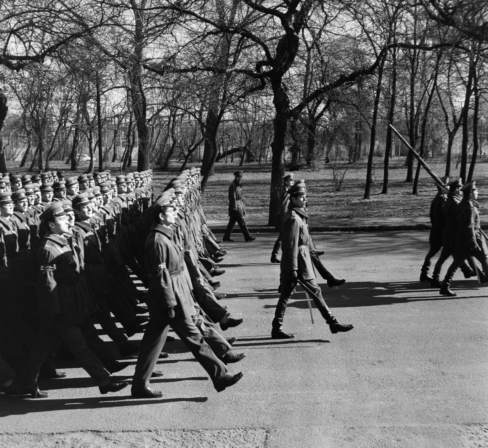 Hungary, People's Park, Budapest X., április 4-i díszszemle főpróbája, háttérben a Vajda Péter úti transzformátorállomás., 1975, Bojár Sándor, Budapest, Fortepan #195195