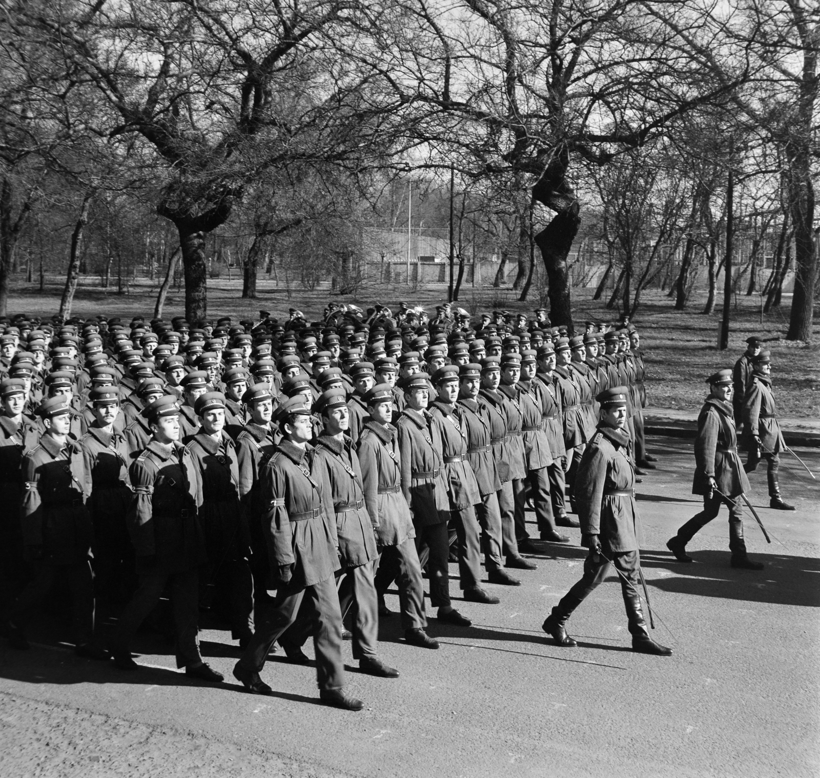 Magyarország, Népliget, Budapest X., április 4-i díszszemle főpróbája, háttérben a Vajda Péter úti transzformátorállomás., 1975, Bojár Sándor, Budapest, Fortepan #195196