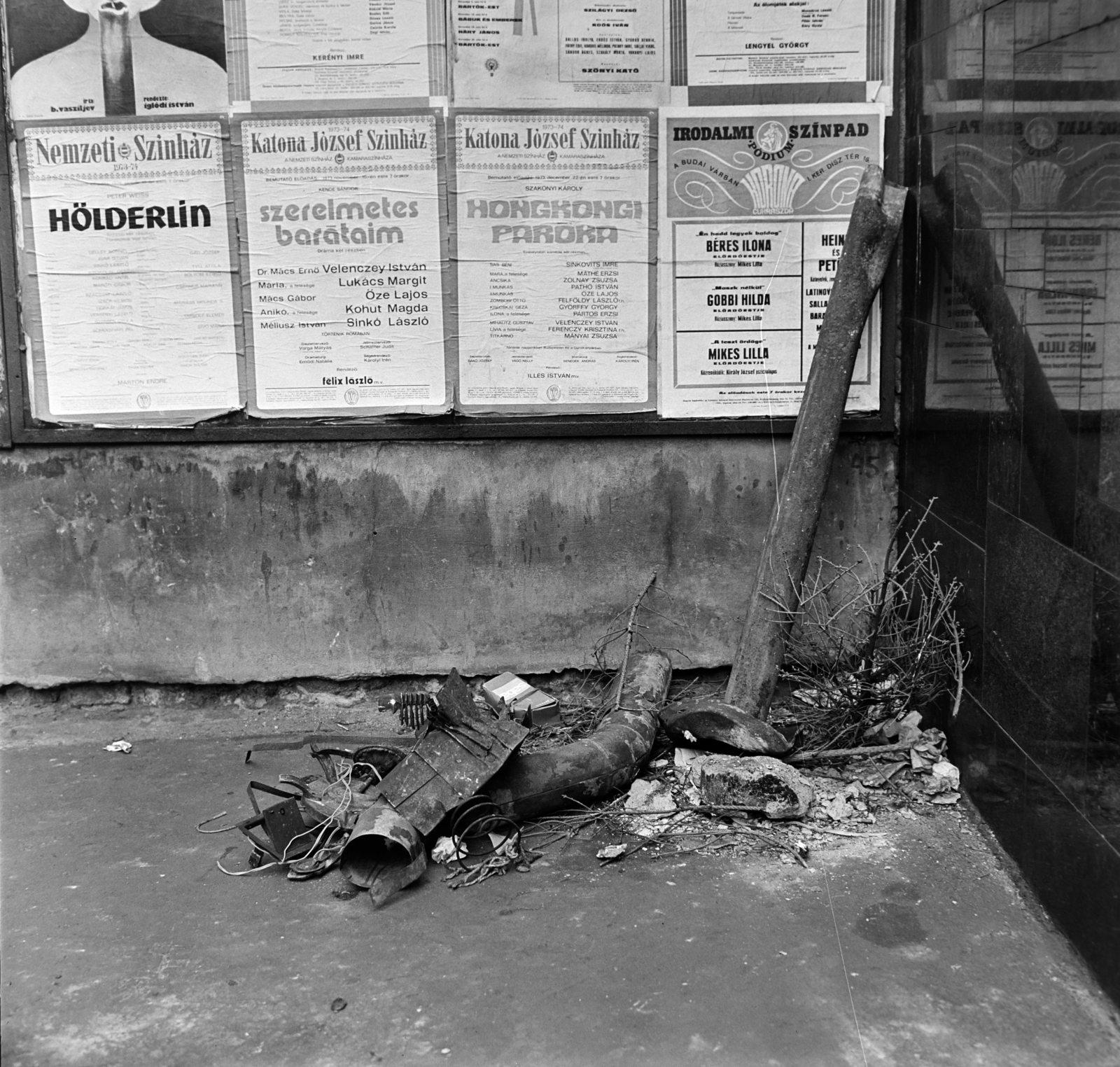 Hungary, Budapest VII., Rumbach Sebestyén utca, szemben a 7-es számú ház kiugró tűzfalának részlete., 1974, Bojár Sándor, poster, trash, Budapest, Fortepan #195199
