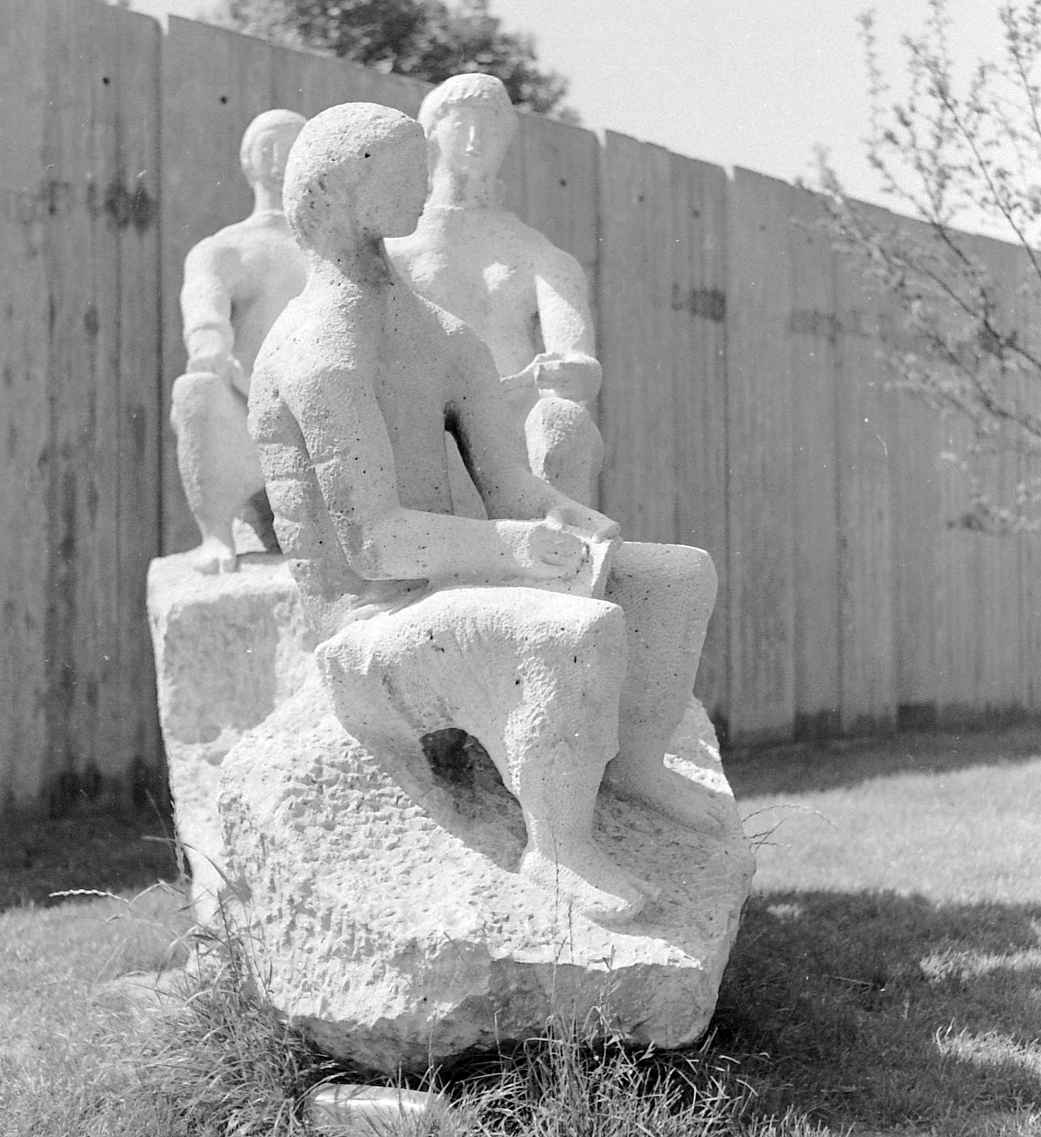 Hungary, Budapest XIV., Olof Palme sétány (Népstadion út), park az 1885-ös Országos Általános Kiállításra épült Műcsarnok előtt. 1954-től szobrászok, kőfaragók műhelye. Később a Képzőművészeti Kivitelező Vállalat székhelye. Olvasó lányok (Kerényi Jenő, 1963.). A szobor 1965. óta Oroszlányban áll., 1963, Fortepan, sculpture, Budapest, sculptural group, Fortepan #1952