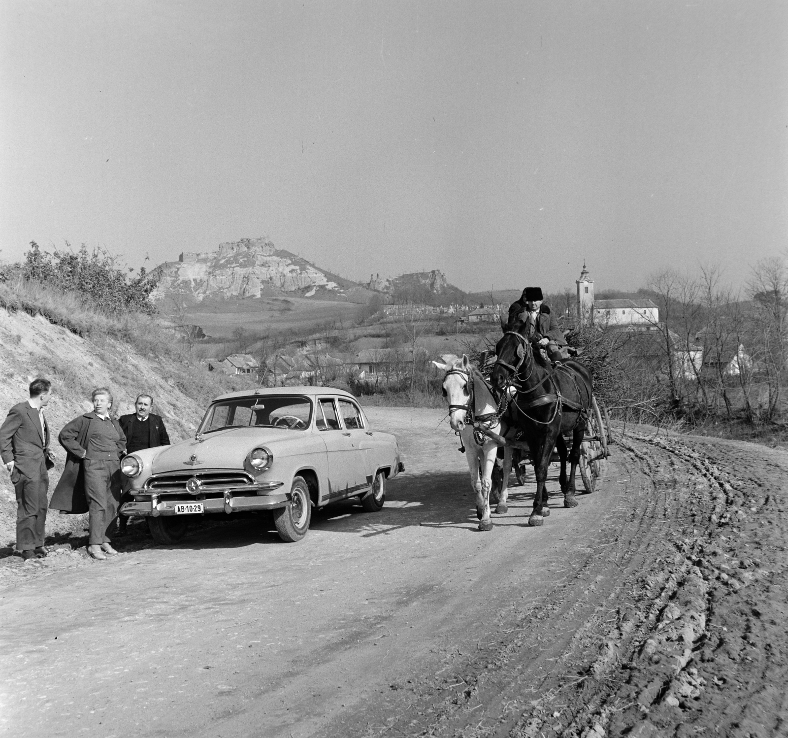 Hungary, Sirok, 24-es főút, háttérben balra a Vár, jobbra a Szeplőtelen Fogantatás templom., 1970, Bojár Sándor, Fortepan #195260