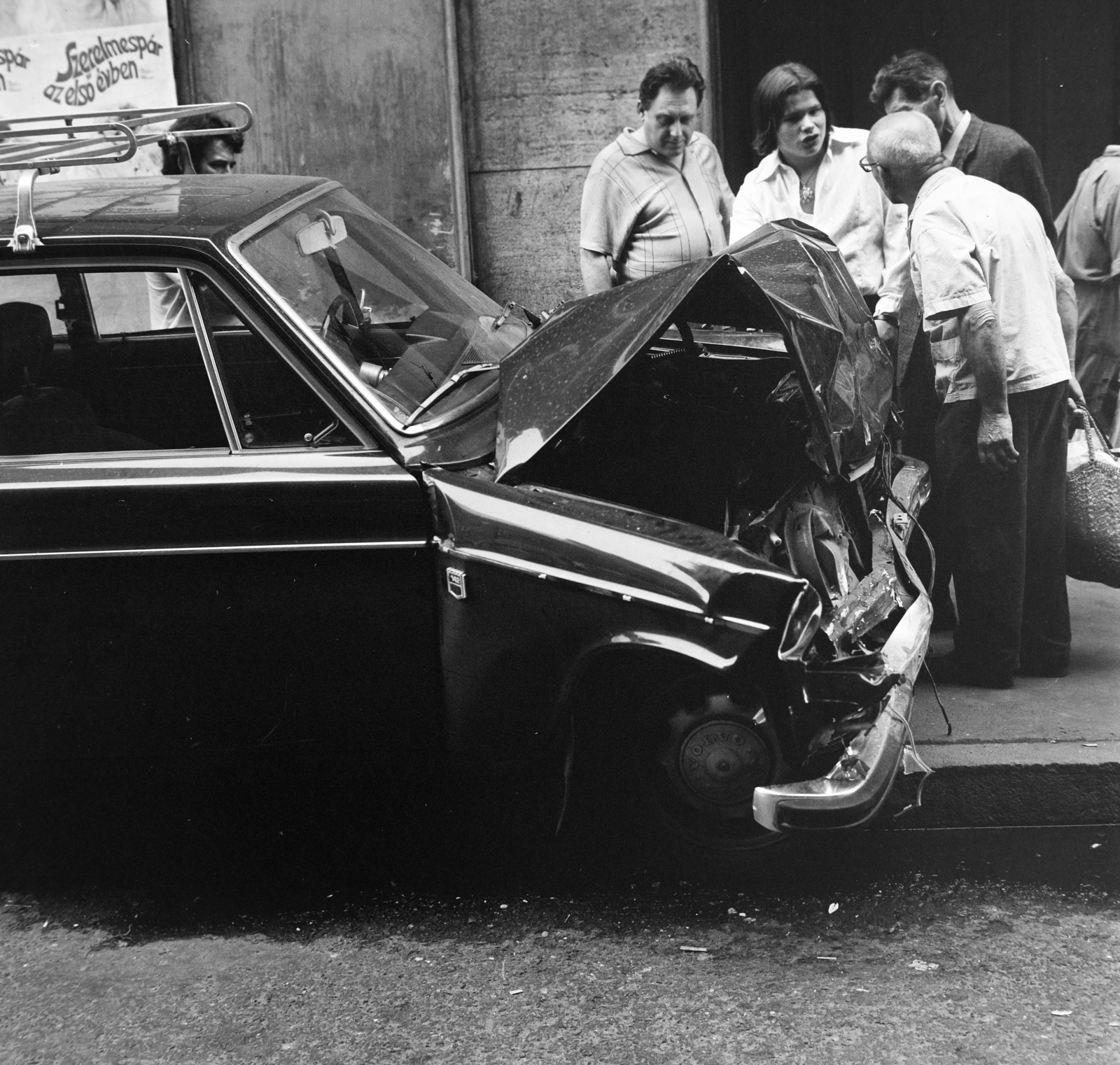 Hungary, Budapest VII., Dohány utca - Erzsébet (Lenin) körút sarok., 1975, Bojár Sándor, Budapest, volvo 140, Fortepan #195262