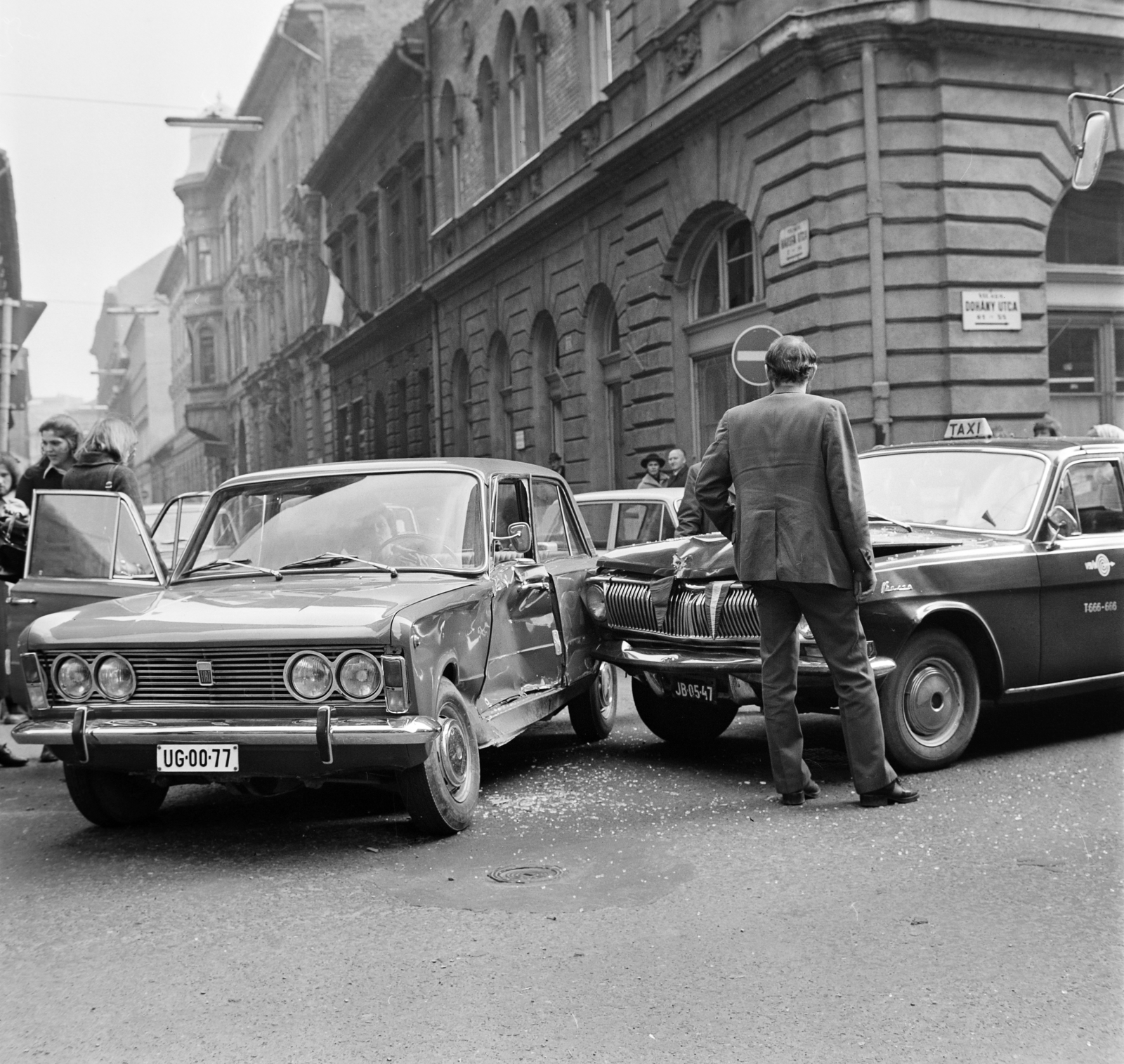 Magyarország, Budapest VII., Dohány utca - Hársfa utca sarok., 1975, Bojár Sándor, rendszám, Budapest, GAZ 24 Volga, Polski Fiat 125p, Fortepan #195263