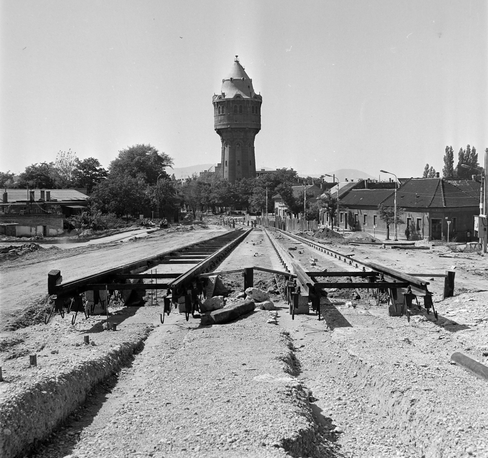 Hungary, Budapest IV., Árpád út, a felüljáróra vezető villamospálya építése, szemben az Újpesti víztorony., 1974, Bojár Sándor, Budapest, Fortepan #195269