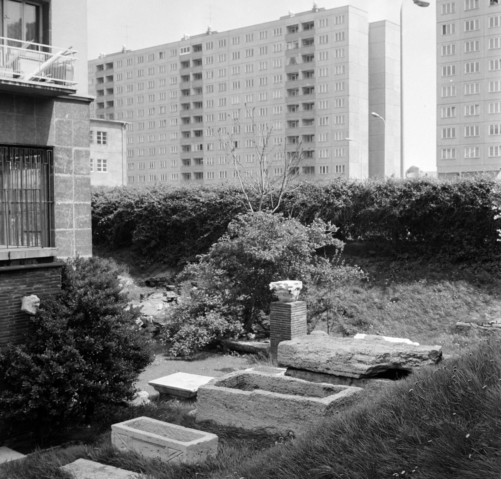 Magyarország, Óbuda, Budapest III., Pacsirtamező (Korvin Ottó) út 65., Aquincumi Múzeum, Táborvárosi Múzeum, ókori emlékei, háttérben a Kiskorona (Magyar Lajos) utca panelházai., 1977, Bojár Sándor, Budapest, Fortepan #195278