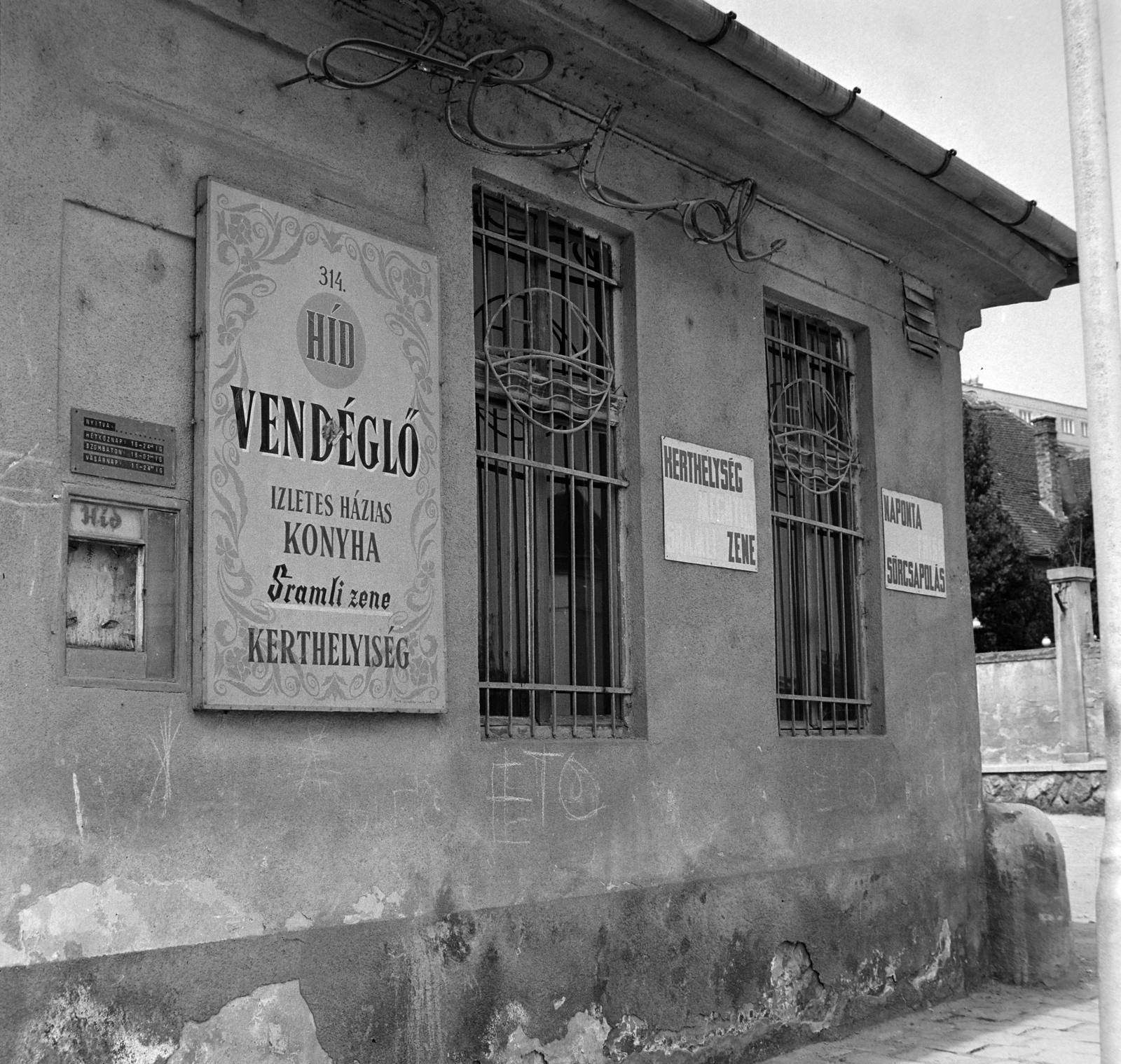 Hungary, Óbuda, Budapest III., Mókus utca 22., a Kéhli (ekkor Híd) vendéglő., 1977, Bojár Sándor, Budapest, restaurant, enamel sign, Fortepan #195280