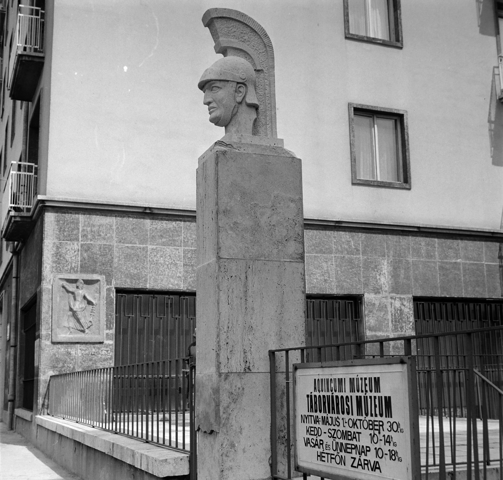 Hungary, Óbuda, Budapest III., Pacsirtamező (Korvin Ottó) út 65., Aquincumi Múzeum, Táborvárosi Múzeum. A Légionárius fejszobor alkotója Gáldi Gyula szobrászművész (1955)., 1977, Bojár Sándor, Budapest, Fortepan #195281