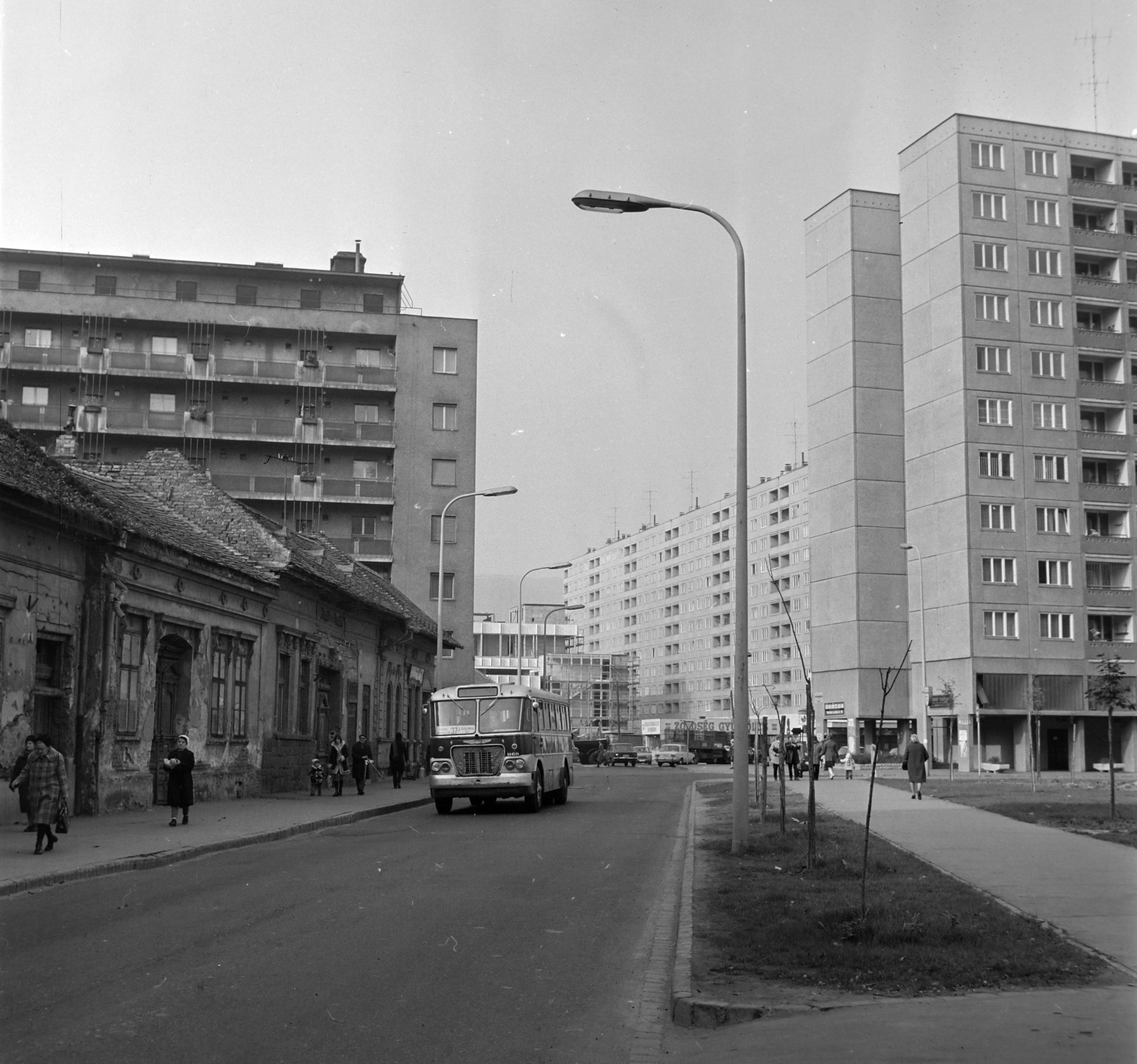 Hungary, Óbuda, Budapest III., Kórház utca a Flórián tér felé nézve, jobbra az első Miklós utcai panelház., 1977, Bojár Sándor, Budapest, Fortepan #195283