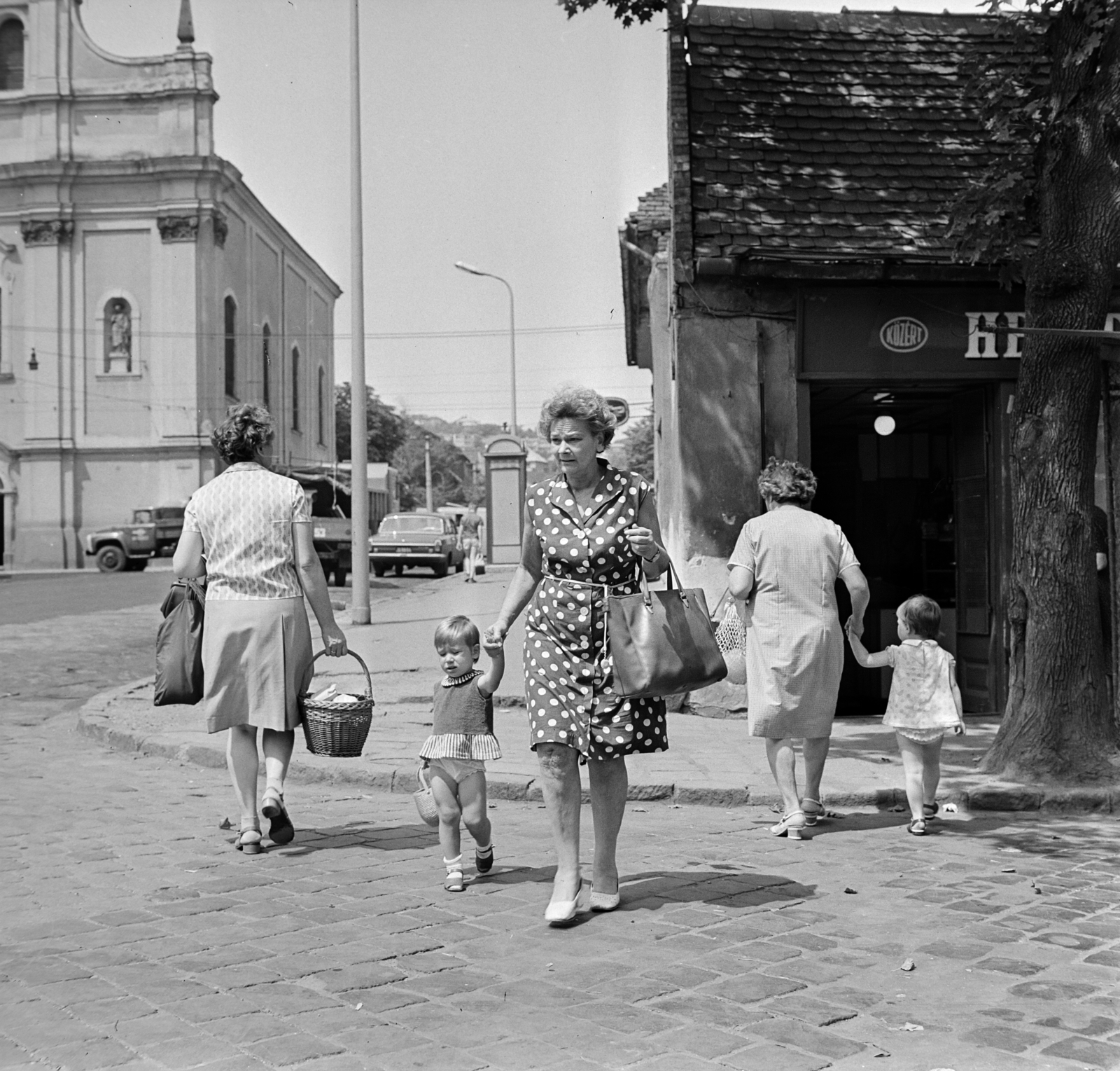 Hungary, Budapest II.,Budapest III., Szépvölgyi út a Bécsi út felé nézve, balra az Újlaki templom, jobbra a Kolosy téri piac., 1977, Bojár Sándor, Budapest, Fortepan #195285