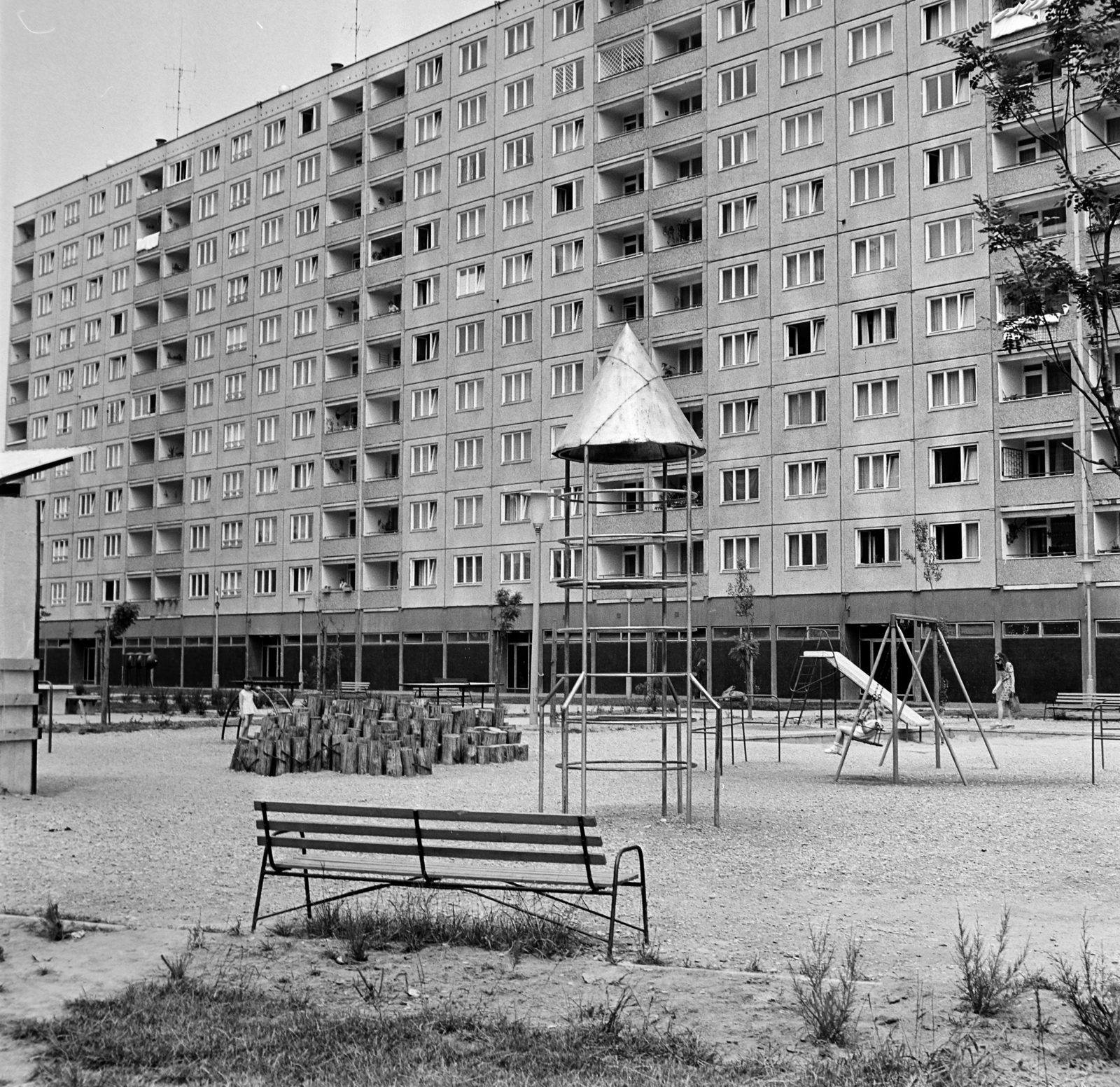 Hungary, Óbuda, Budapest III., játszótér a Szőlő köznél, háttérben az 1-11. számú panelház., 1973, Bojár Sándor, playground, Budapest, Fortepan #195291