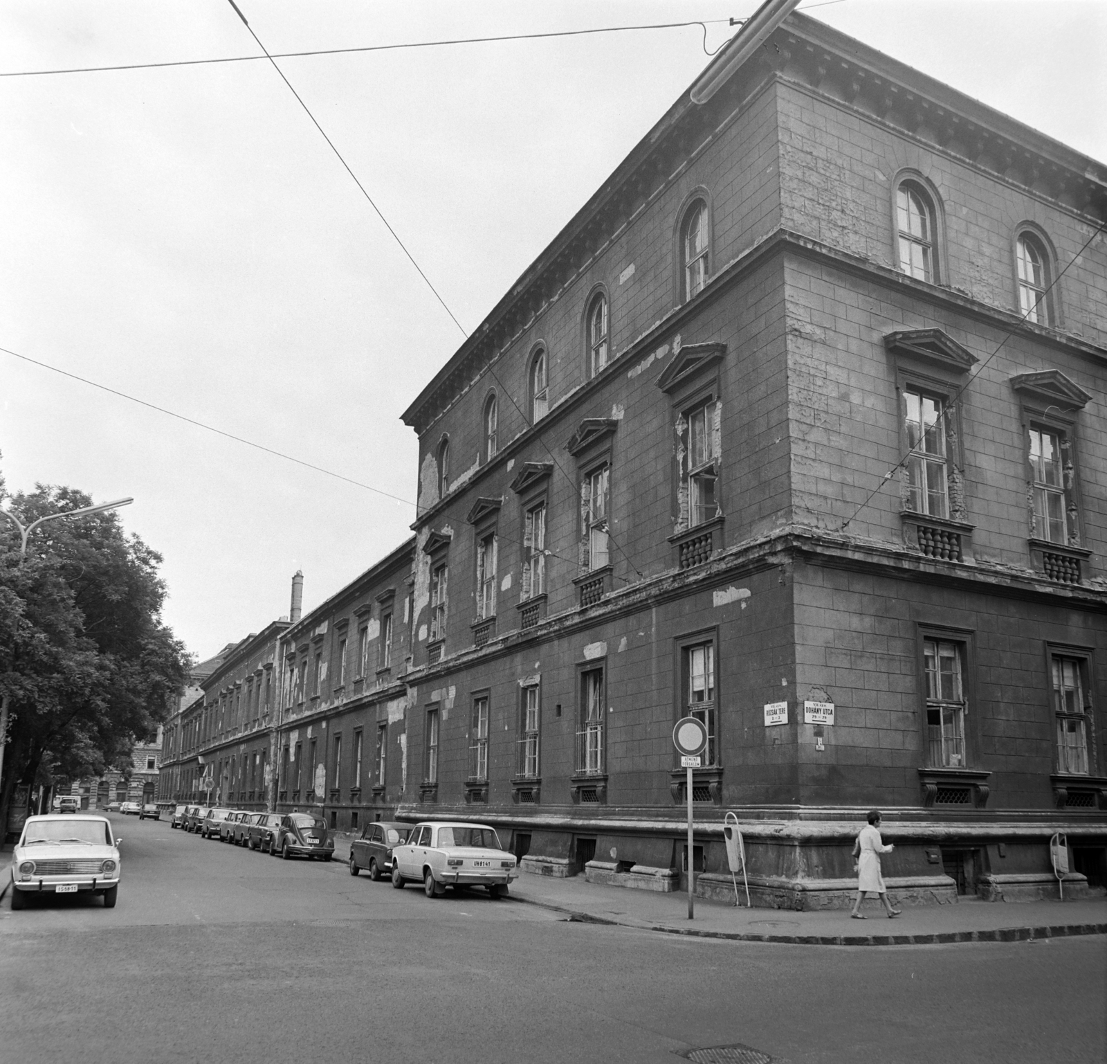 Hungary, Budapest VII., balra a Rózsák tere, jobbra a Dohány utca, szemben a Korányi Sándor és Frigyes Kórház (később a Péterfy Sándor Utcai Kórház része)., 1975, Bojár Sándor, number plate, Budapest, Fortepan #195299