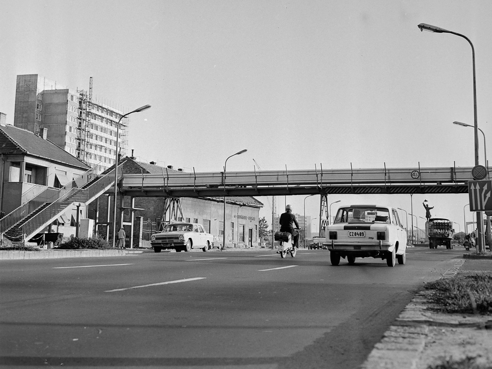 Magyarország, Budapest XI., Budaörsi út, gyalogos felüljáró a Bozókvár utcánál, háttérben az Osztapenko szobor., 1974, Bojár Sándor, Budapest, Fortepan #195312