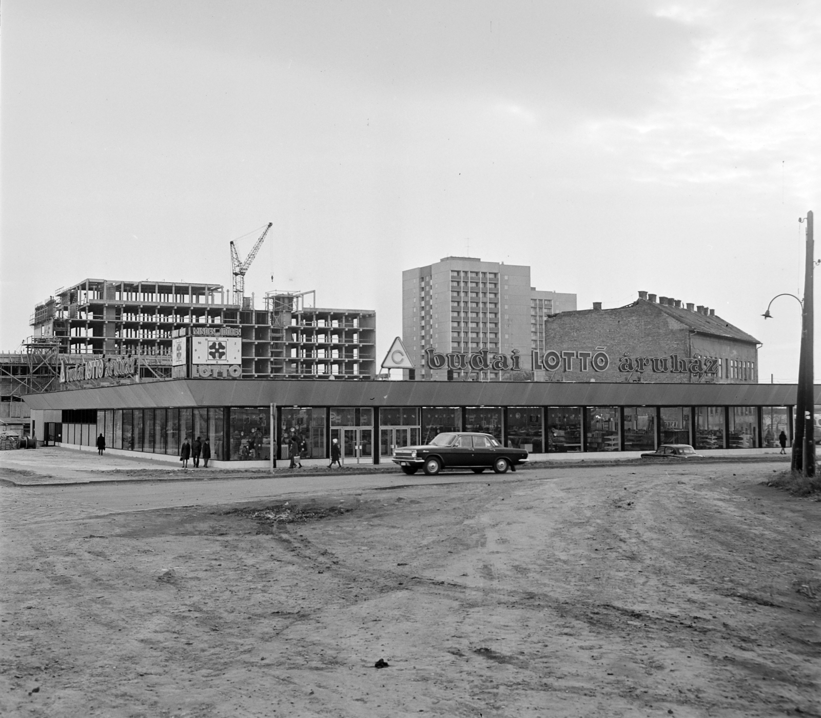 Hungary, Budapest XI., Etele tér, balra az Etele (Szakasits Árpád) út, az előtérben a Budai Lottó Áruház, a háttérben a Hadak útja pontházai. Balra a SZÁMOK (Számítástechnikai Oktató Központ) építkezése., 1974, Bojár Sándor, Budapest, neon sign, Fortepan #195327