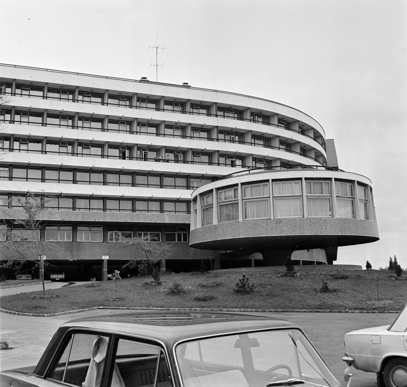 Hungary, Budapest II., Vérhalom utca 17-19., a SZOT szálló és előtte a panoráma-bár., 1974, Bojár Sándor, Budapest, Fortepan #195330