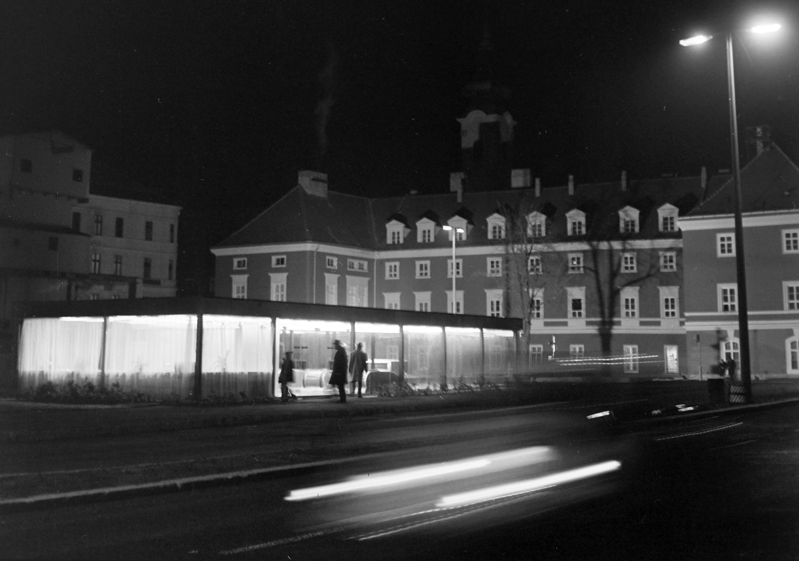 Hungary, Budapest I., Batthyány tér, utascsarnok az aluljáróhoz vezető mozgólépcsőkkel. Háttérben az egykori ferences kolostor., 1973, Bojár Sándor, Budapest, Fortepan #195338