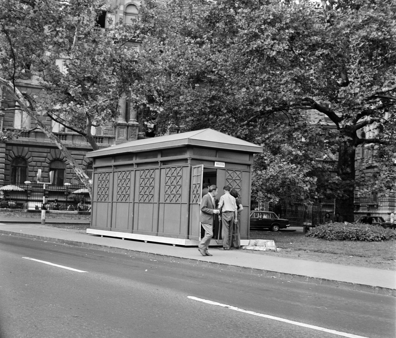 Hungary, Budapest VI., Kodály kőrönd, filmforgatás díszleteként ideiglenesen kihelyezett nyilvános WC ("zöld villamos")., 1974, Bojár Sándor, Budapest, Fortepan #195360