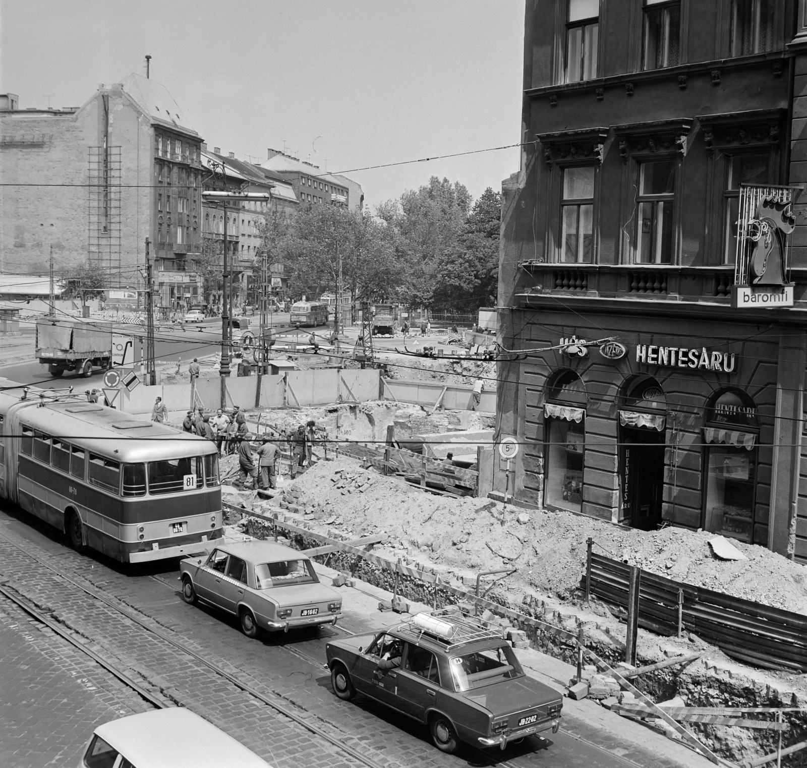 Magyarország, Budapest V.,Budapest VIII., az Üllői út torkolata a Kálvin térnél, jobbra a háttérben a Múzeum körút., 1974, Bojár Sándor, Budapest, taxi, rendszám, VAZ 2101, Fortepan #195366