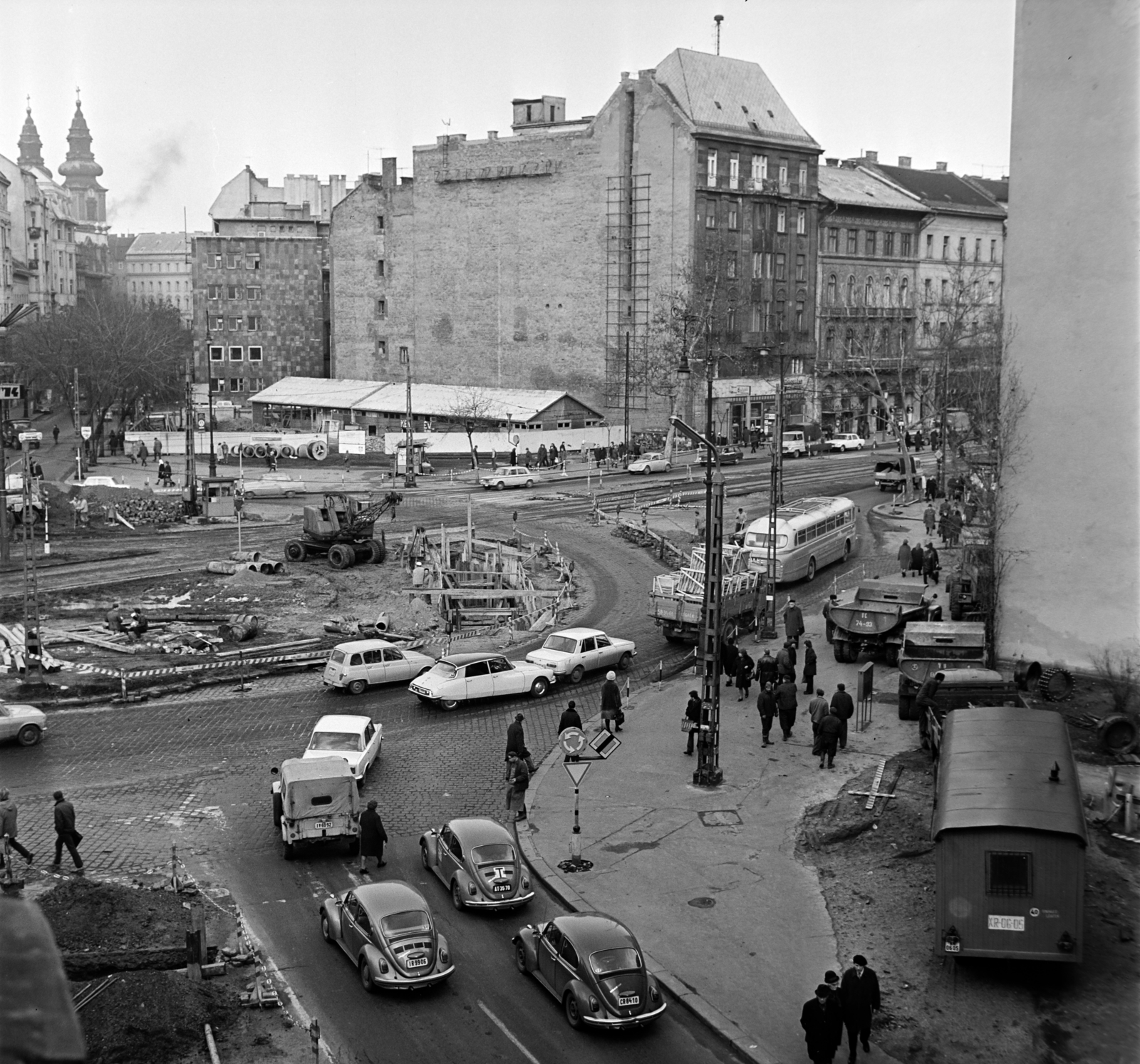 Hungary, Budapest V.,Budapest VIII., az Üllői út torkolata a Kálvin térnél, jobbra a háttérben a Múzeum körút., 1974, Bojár Sándor, Budapest, Volkswagen Beetle, Fortepan #195367